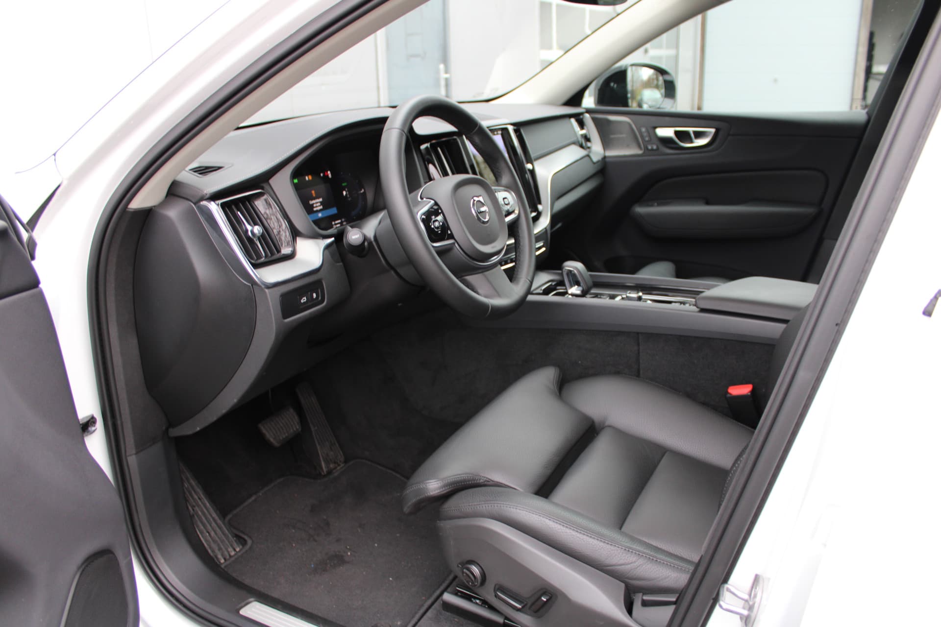 Volvo XC60 T6 Plug-in hybrid AWD Ultra Dark thumbnail 19