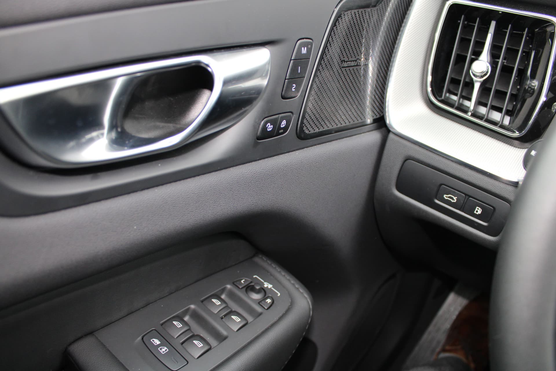 Volvo XC60 T6 Plug-in hybrid AWD Ultra Dark thumbnail 22