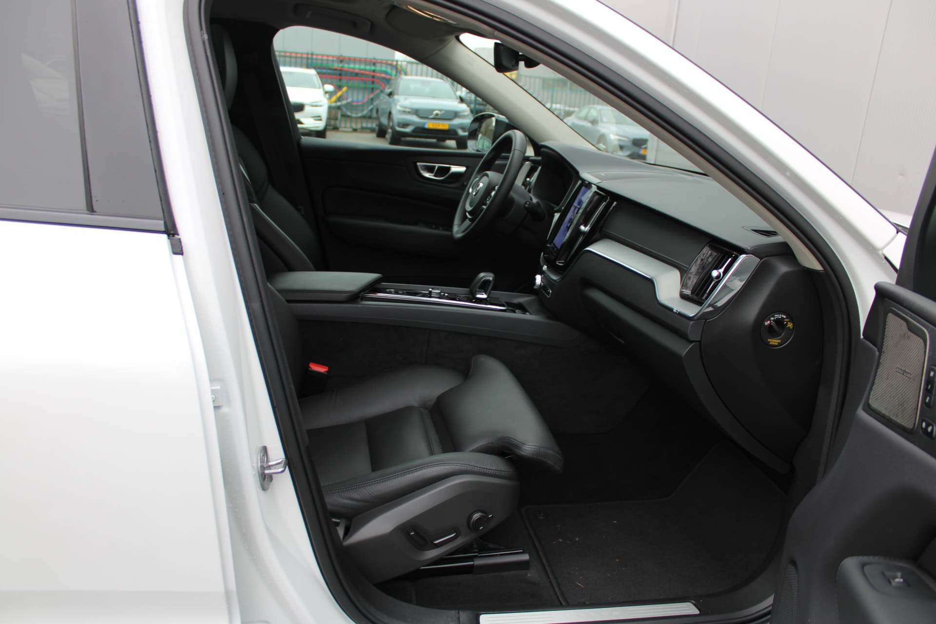 Volvo XC60 T6 Plug-in hybrid AWD Ultra Dark thumbnail 37