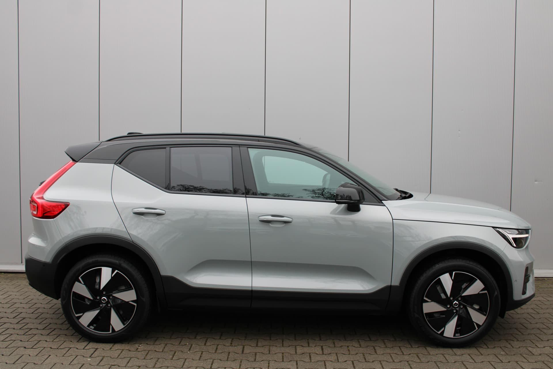 Volvo EX40 Extended Range Plus 82 kWh thumbnail 3