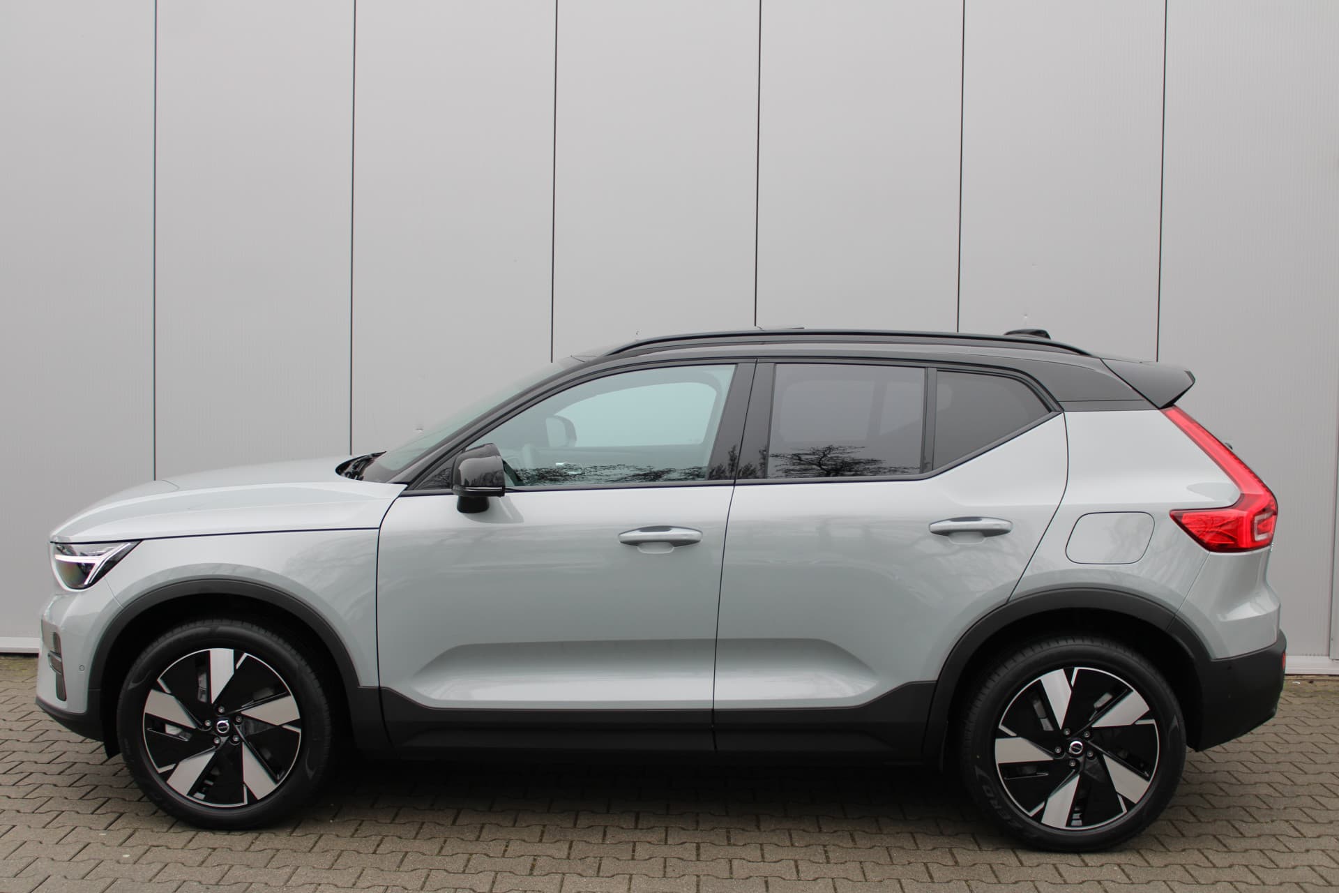 Volvo EX40 Extended Range Plus 82 kWh thumbnail 5