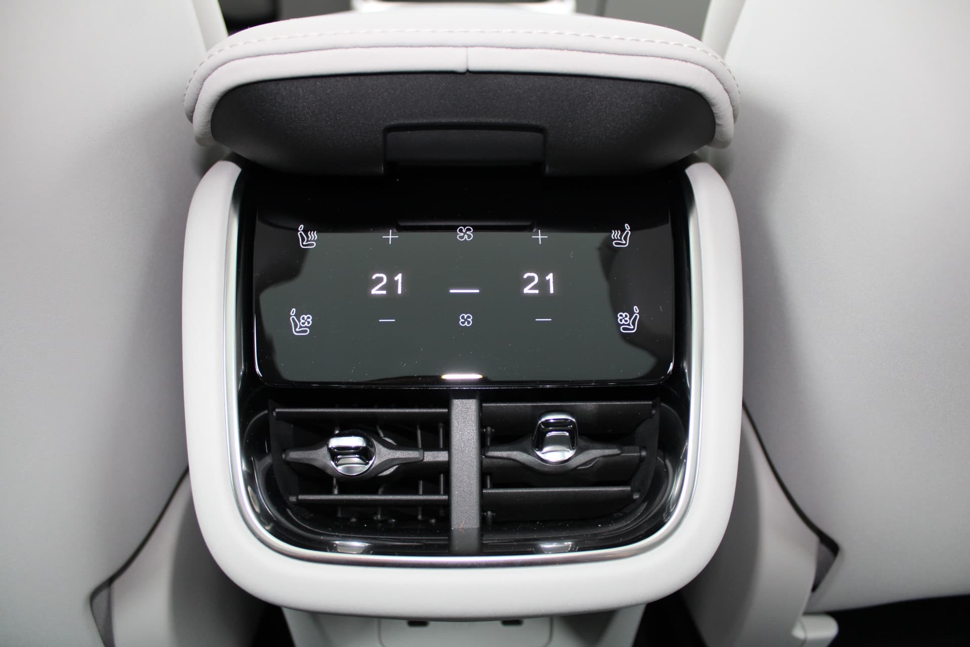 Volvo ES90 Extended Range Ultra 92 kWh null thumbnail 33