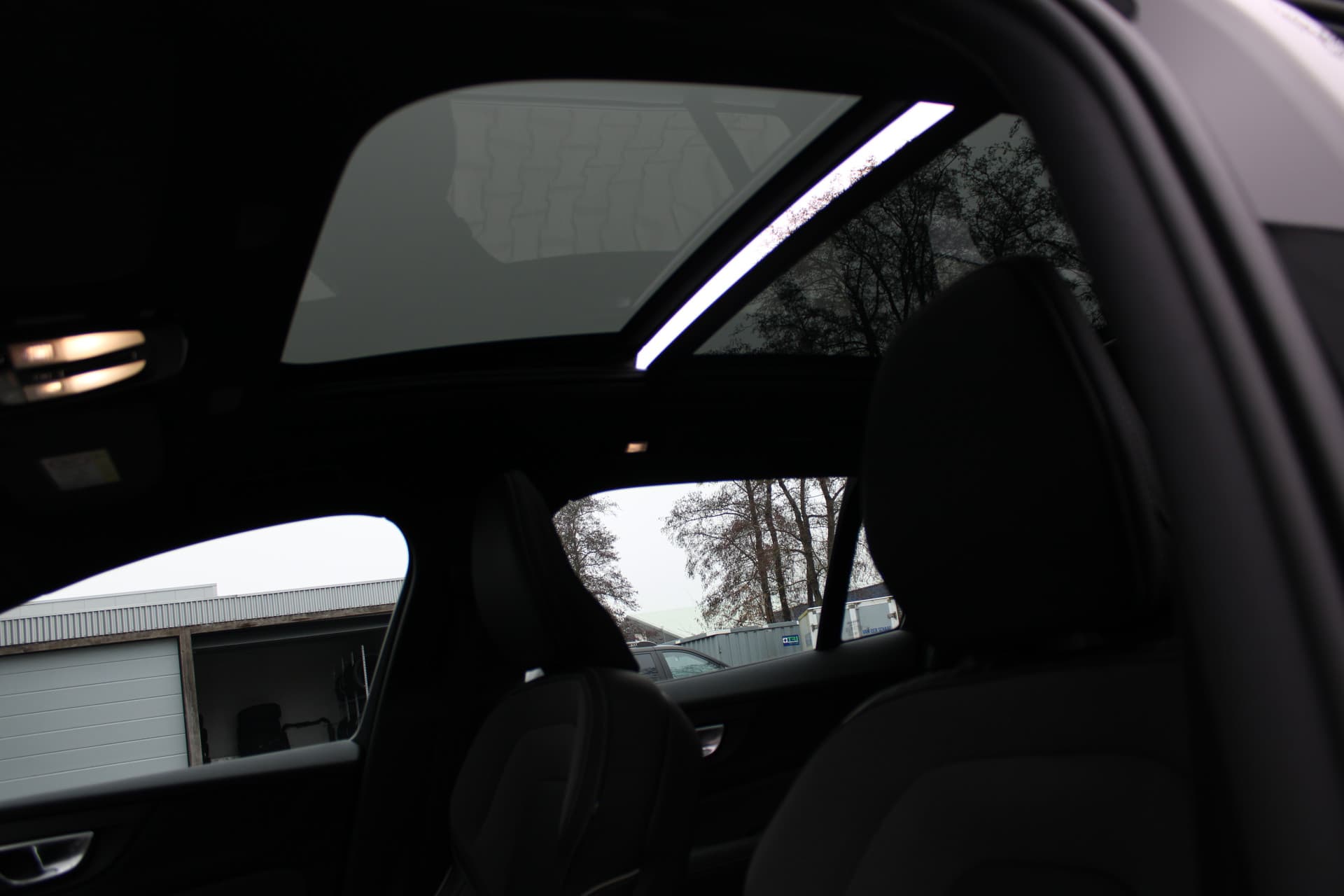 Volvo V60 T8 Plug-in hybrid AWD Ultra Perf. Ed. Dark thumbnail 20