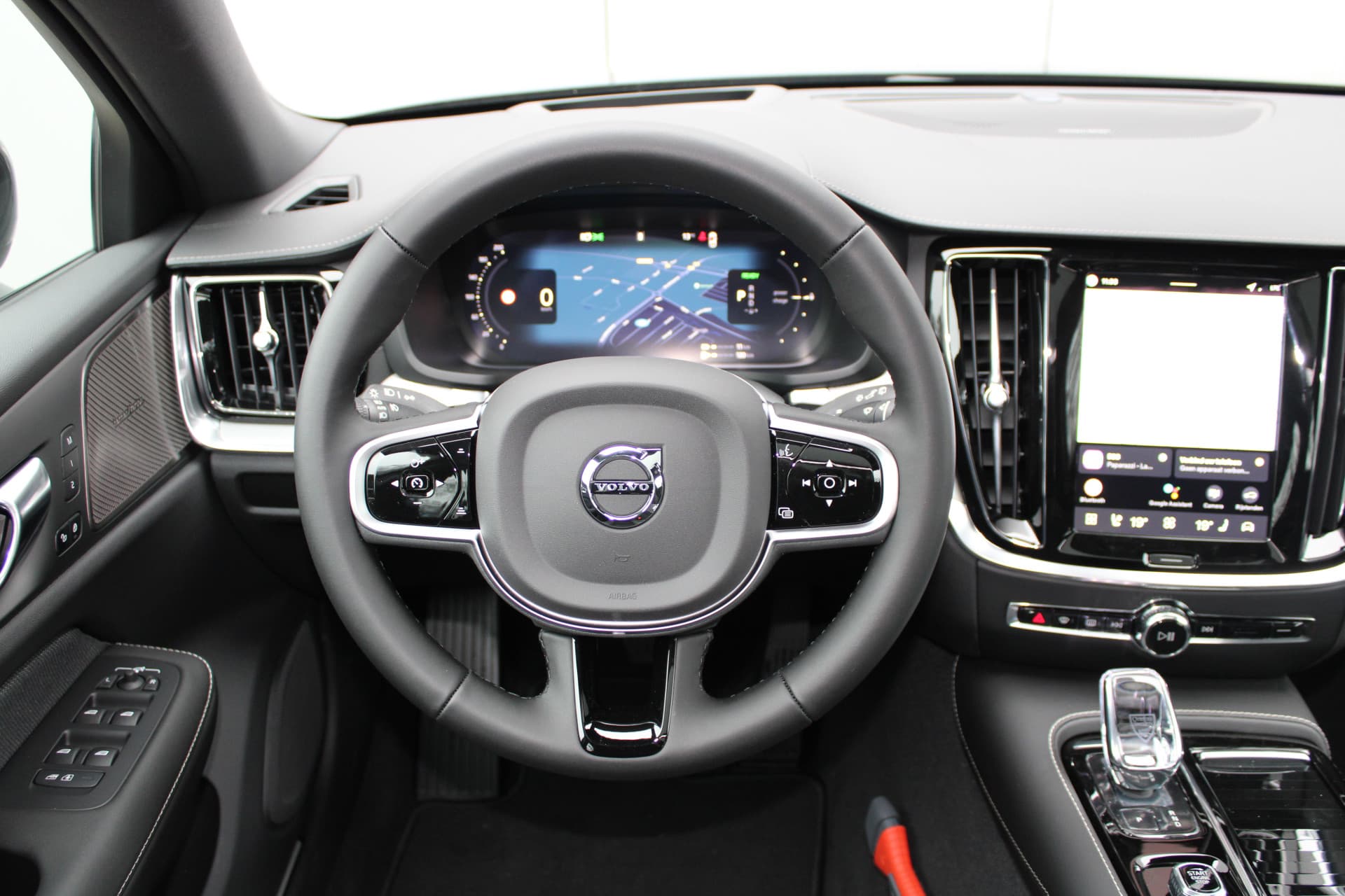 Volvo V60 T8 Plug-in hybrid AWD Ultra Perf. Ed. Dark thumbnail 2