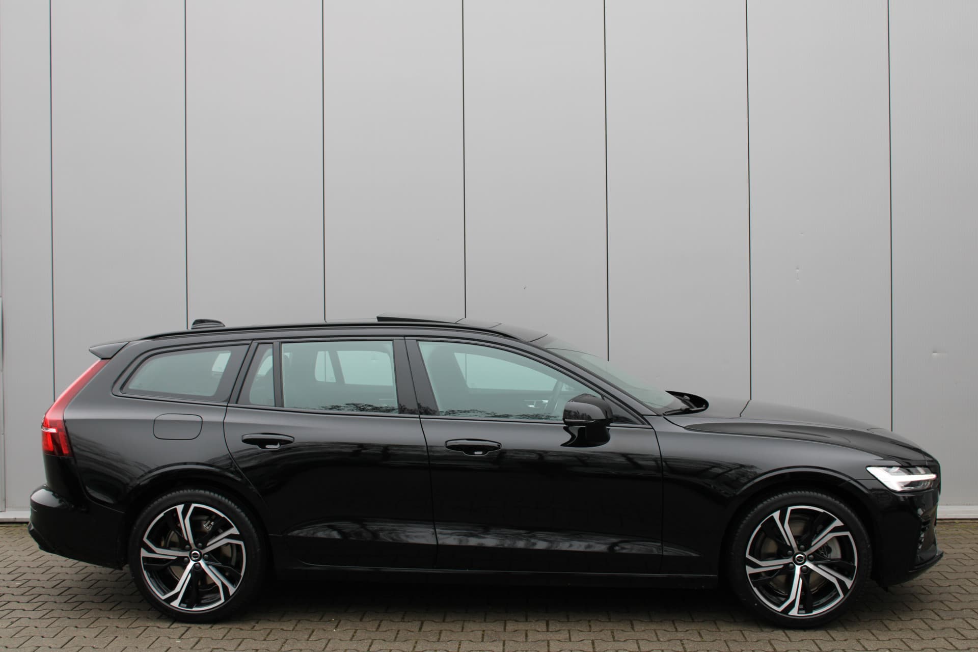 Volvo V60 T8 Plug-in hybrid AWD Ultra Perf. Ed. Dark thumbnail 3