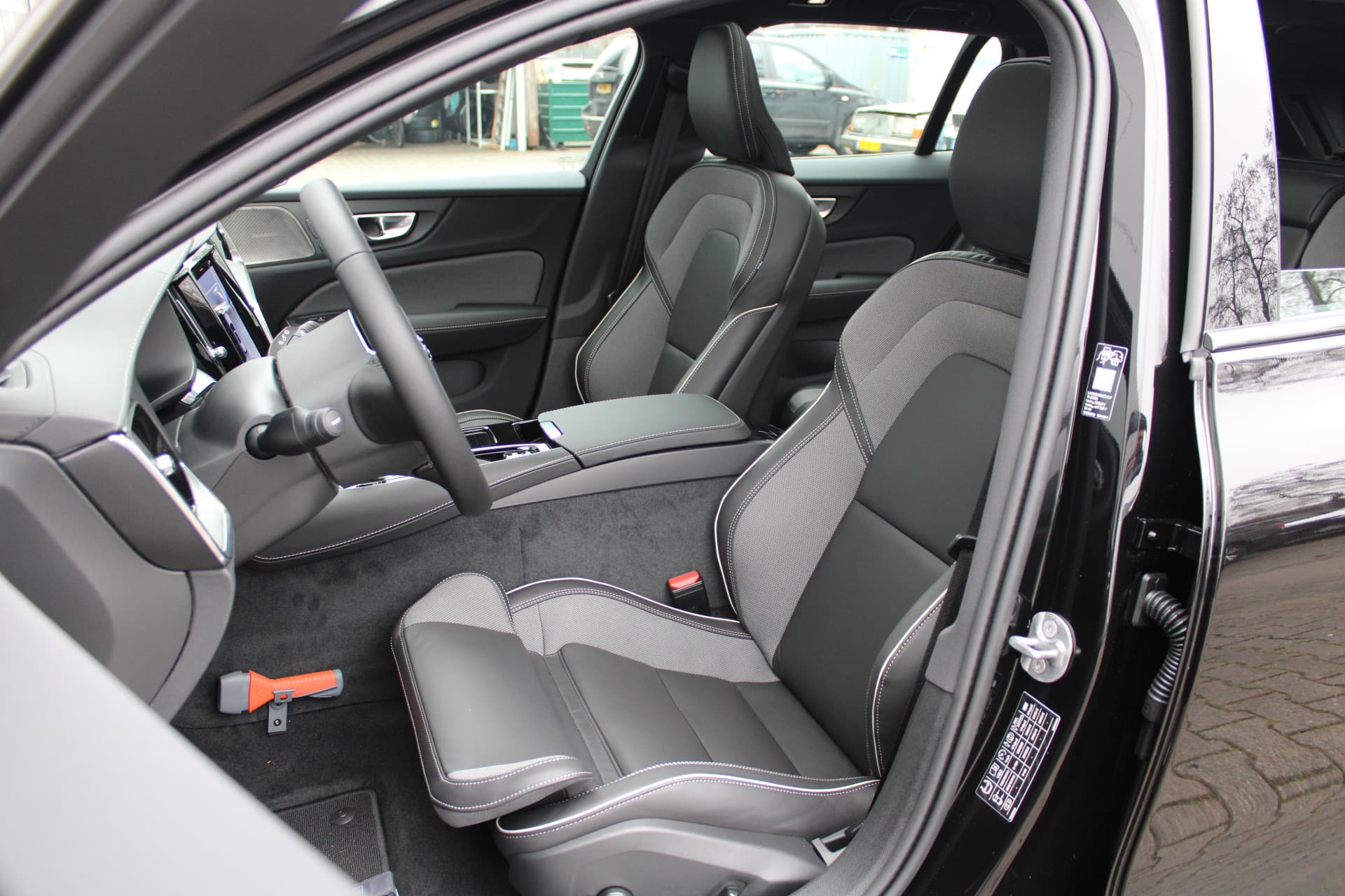 Volvo V60 T8 Plug-in hybrid AWD Ultra Perf. Ed. Dark thumbnail 4