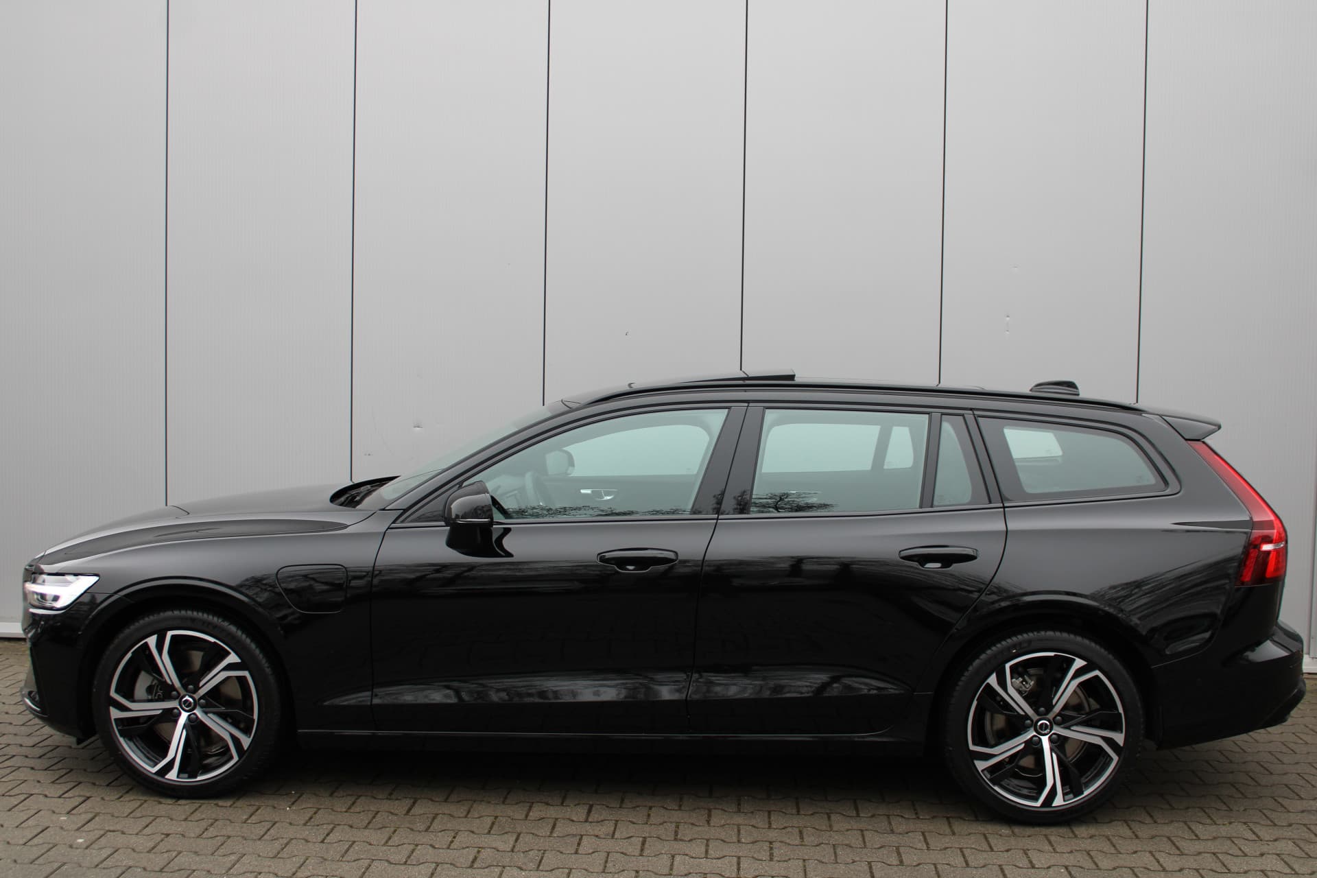 Volvo V60 T8 Plug-in hybrid AWD Ultra Perf. Ed. Dark thumbnail 5