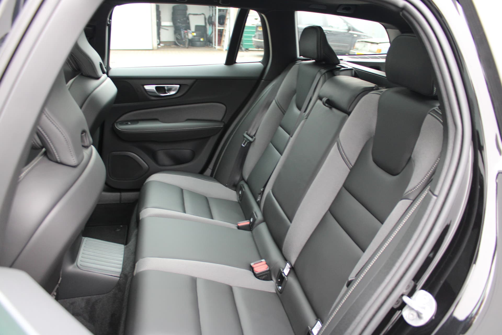 Volvo V60 T8 Plug-in hybrid AWD Ultra Perf. Ed. Dark thumbnail 6