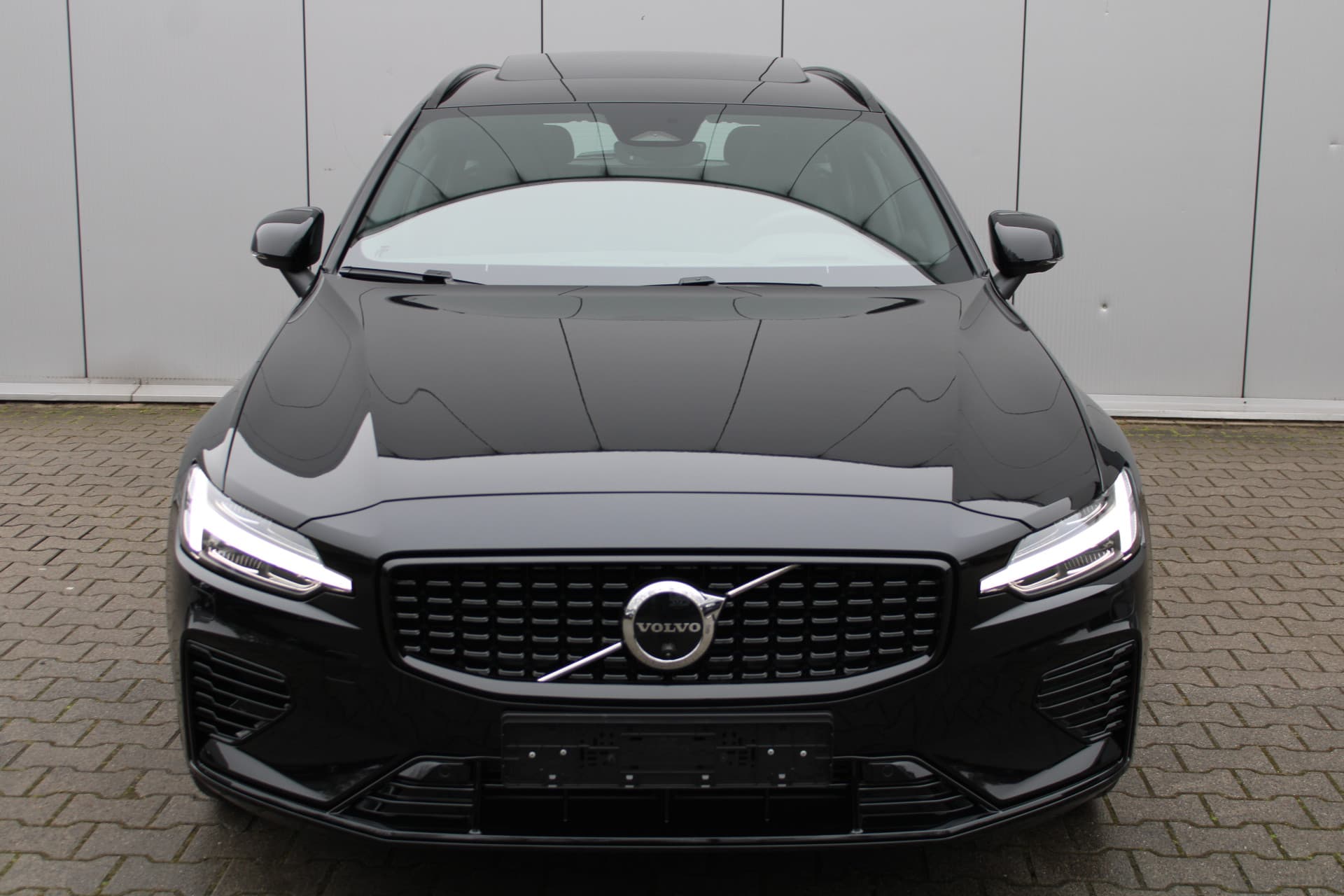 Volvo V60 T8 Plug-in hybrid AWD Ultra Perf. Ed. Dark thumbnail 8