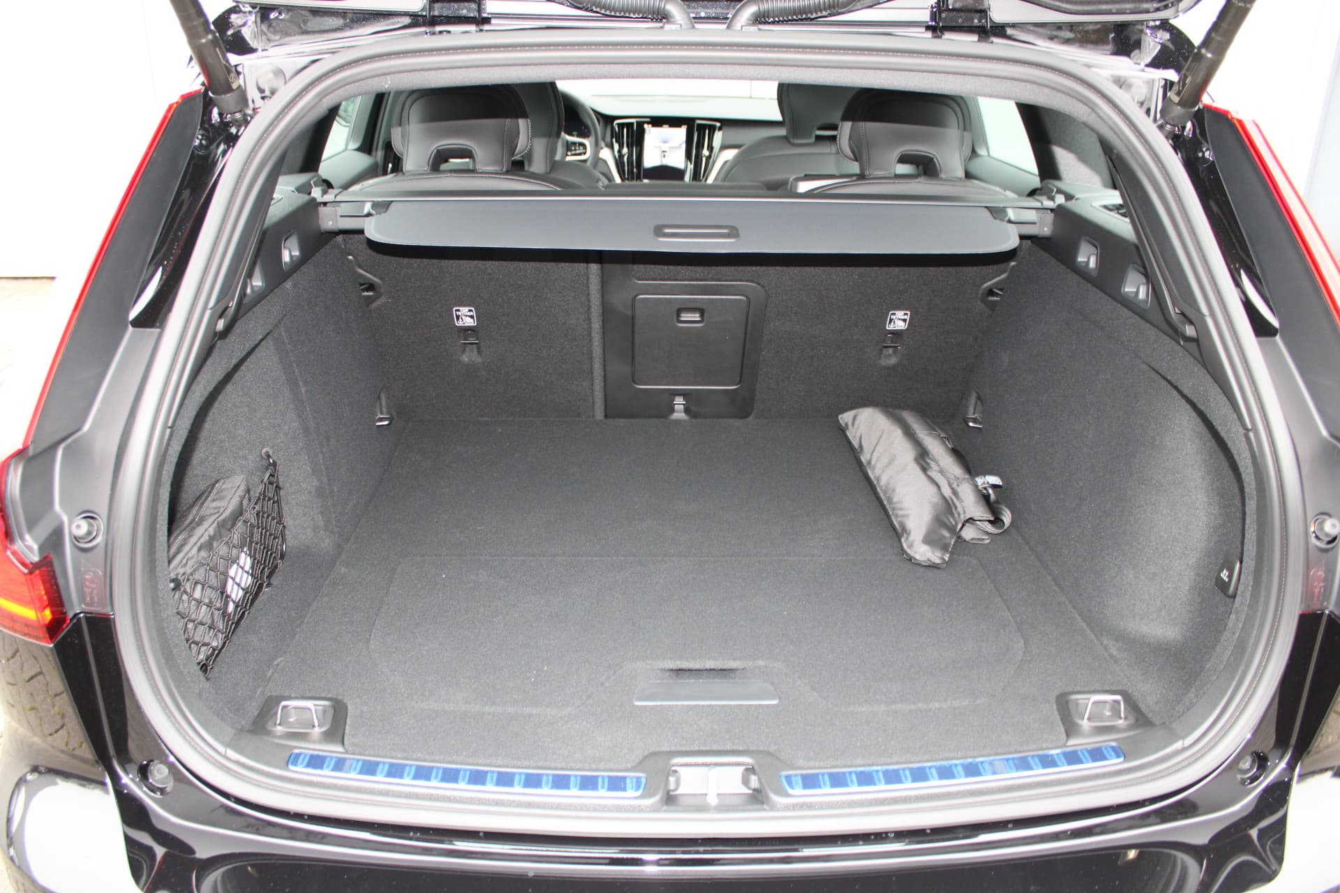 Volvo V60 T8 Plug-in hybrid AWD Ultra Perf. Ed. Dark thumbnail 10