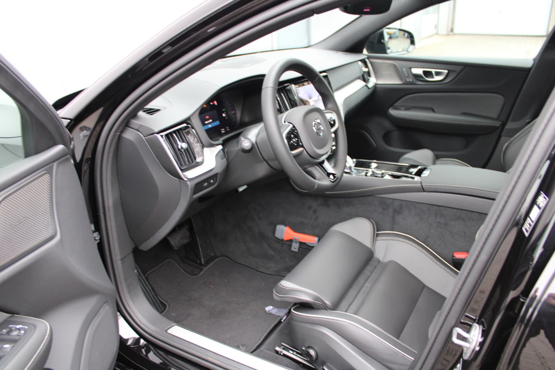 Volvo V60 T8 Plug-in hybrid AWD Ultra Perf. Ed. Dark thumbnail 19