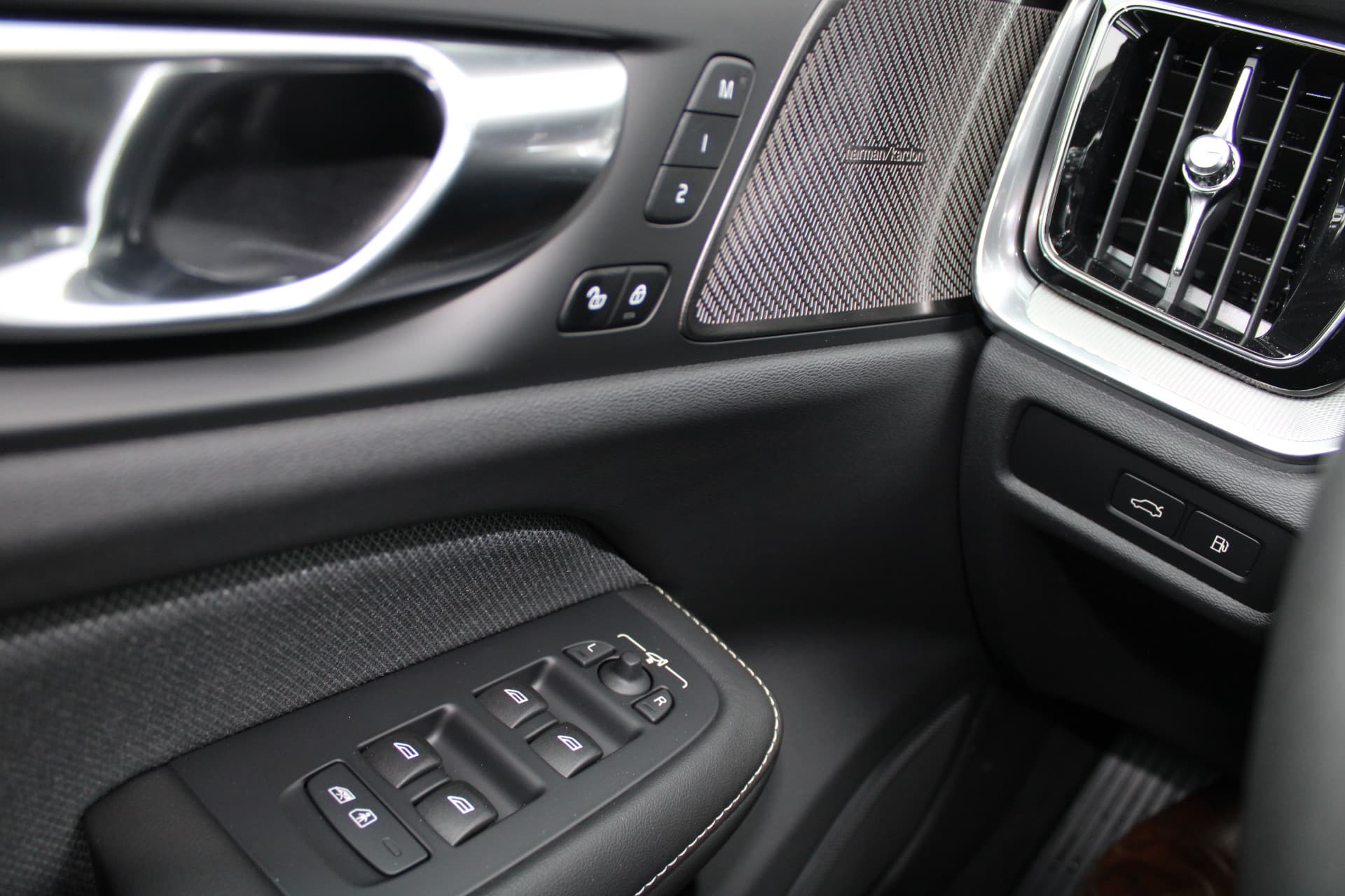 Volvo V60 T8 Plug-in hybrid AWD Ultra Perf. Ed. Dark thumbnail 22