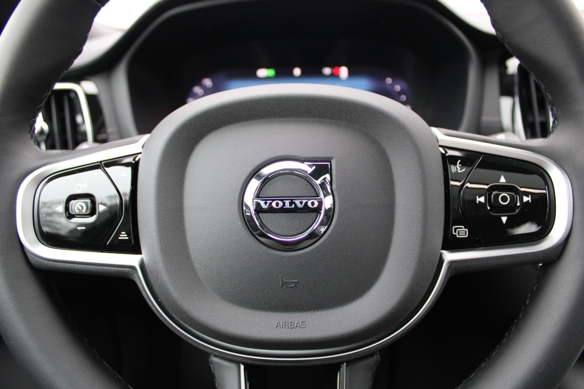 Volvo V60 T8 Plug-in hybrid AWD Ultra Perf. Ed. Dark thumbnail 24