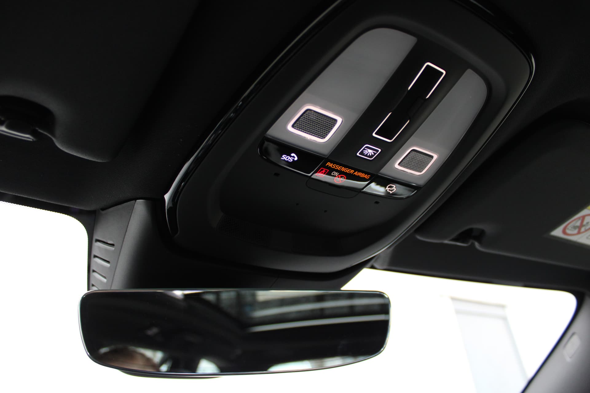 Volvo V60 T8 Plug-in hybrid AWD Ultra Perf. Ed. Dark thumbnail 26