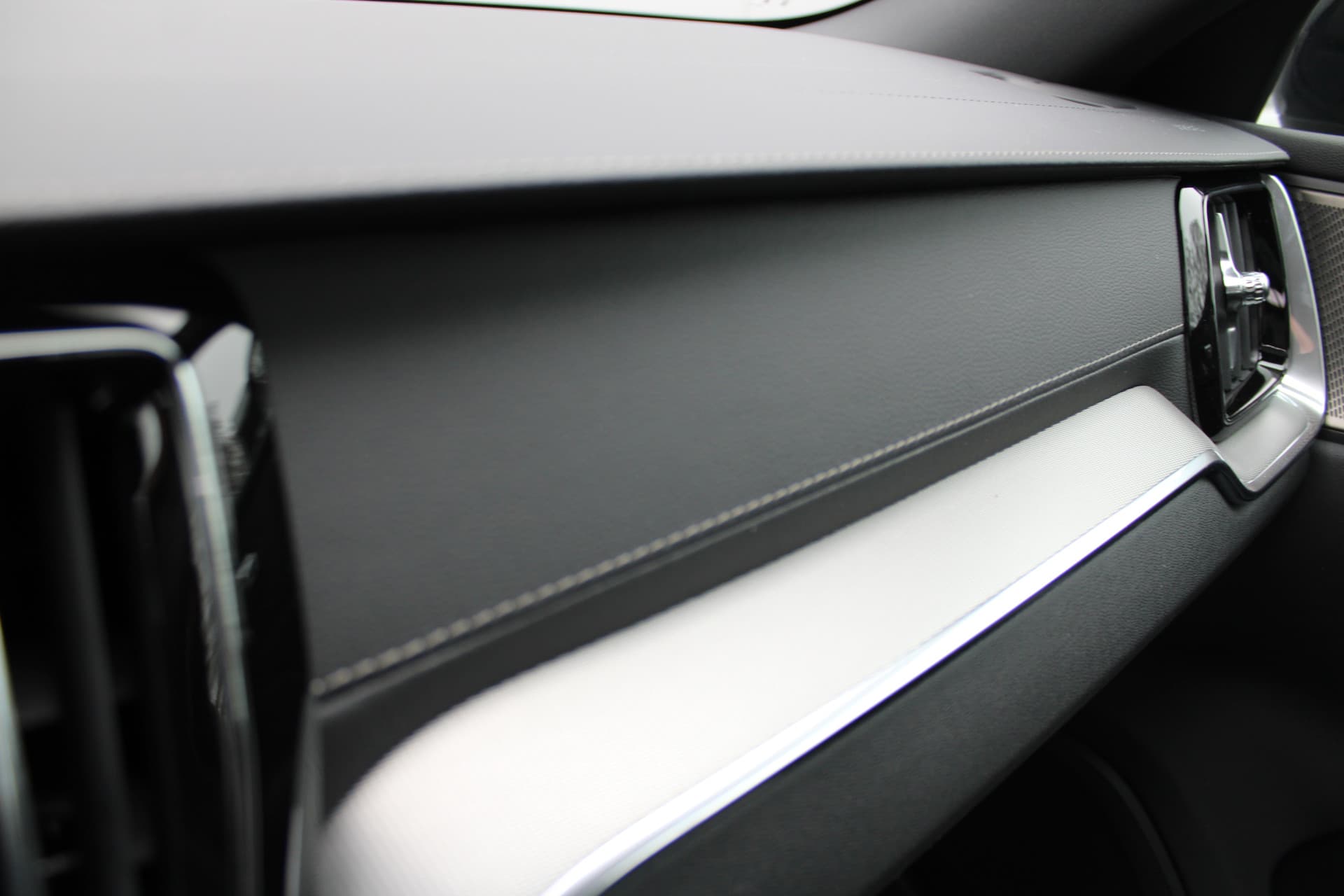 Volvo V60 T8 Plug-in hybrid AWD Ultra Perf. Ed. Dark thumbnail 27