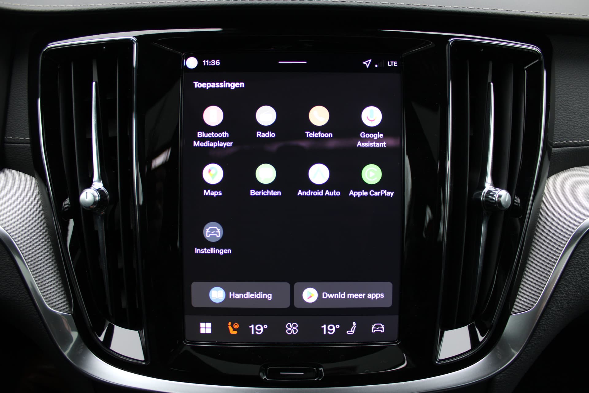 Volvo V60 T8 Plug-in hybrid AWD Ultra Perf. Ed. Dark thumbnail 32