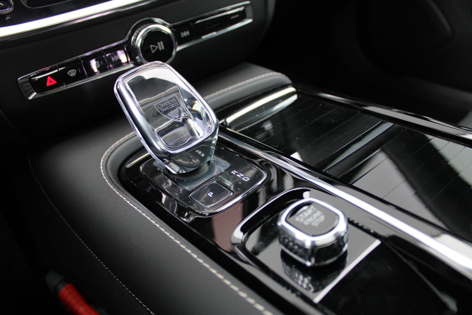 Volvo V60 T8 Plug-in hybrid AWD Ultra Perf. Ed. Dark thumbnail 33