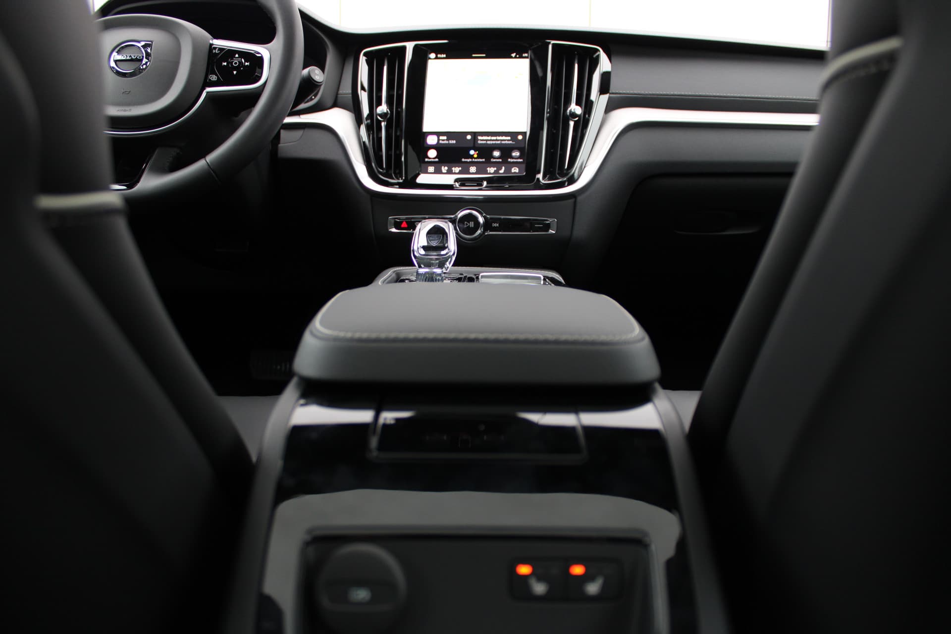 Volvo V60 T8 Plug-in hybrid AWD Ultra Perf. Ed. Dark thumbnail 34