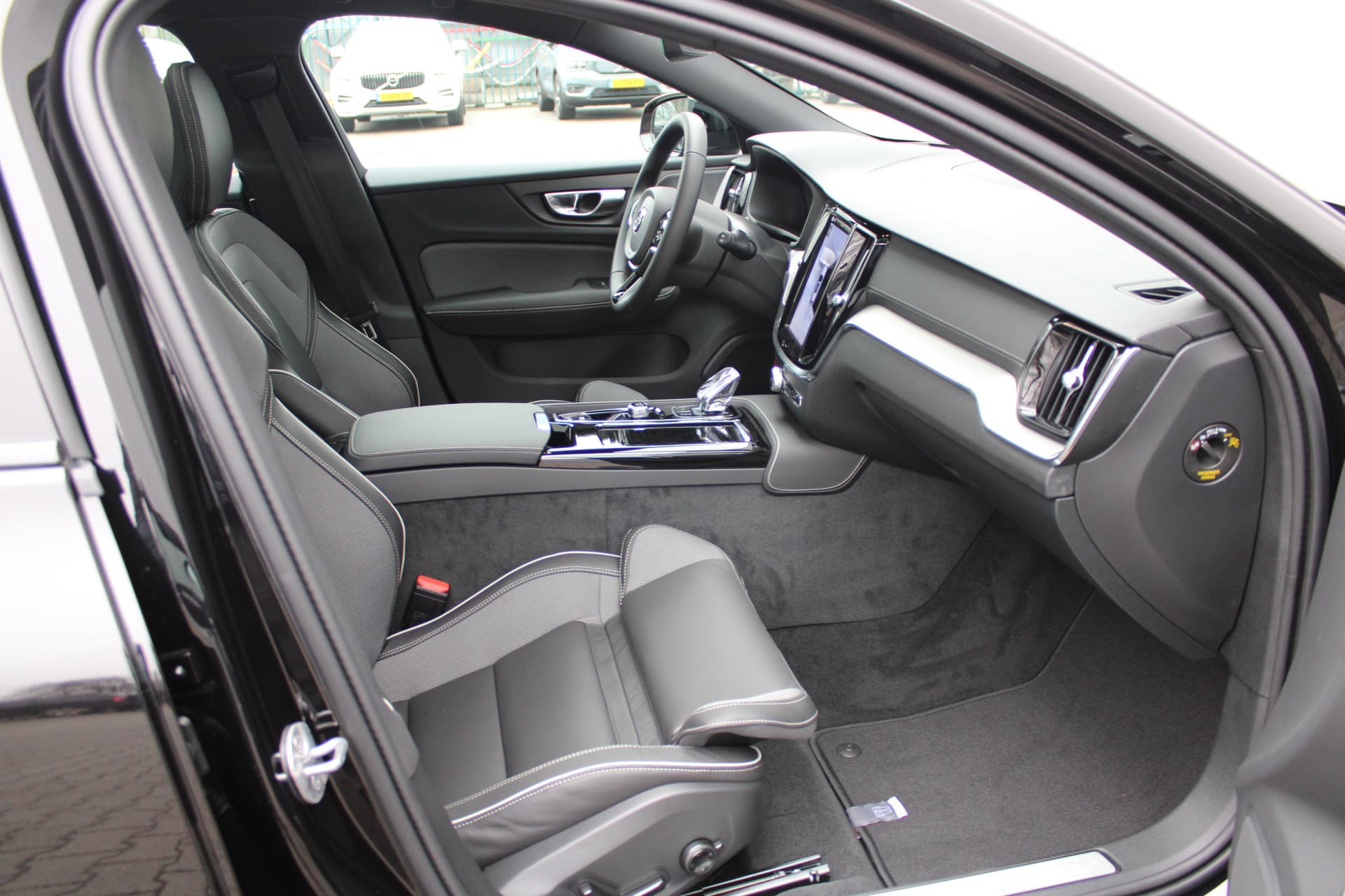 Volvo V60 T8 Plug-in hybrid AWD Ultra Perf. Ed. Dark thumbnail 35