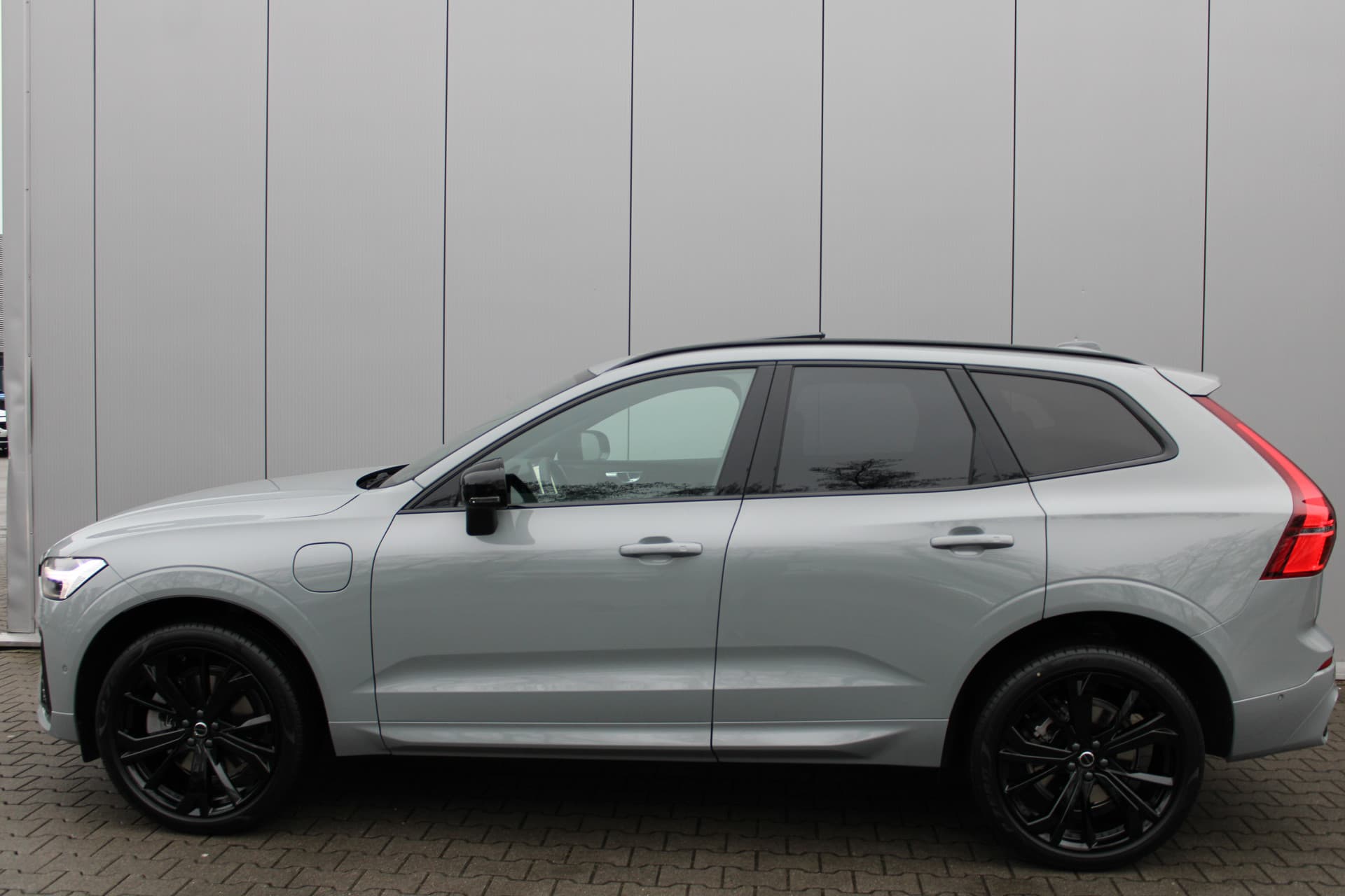 Volvo XC60 T6 Plug-in hybrid AWD Ultra Black Edition thumbnail 3