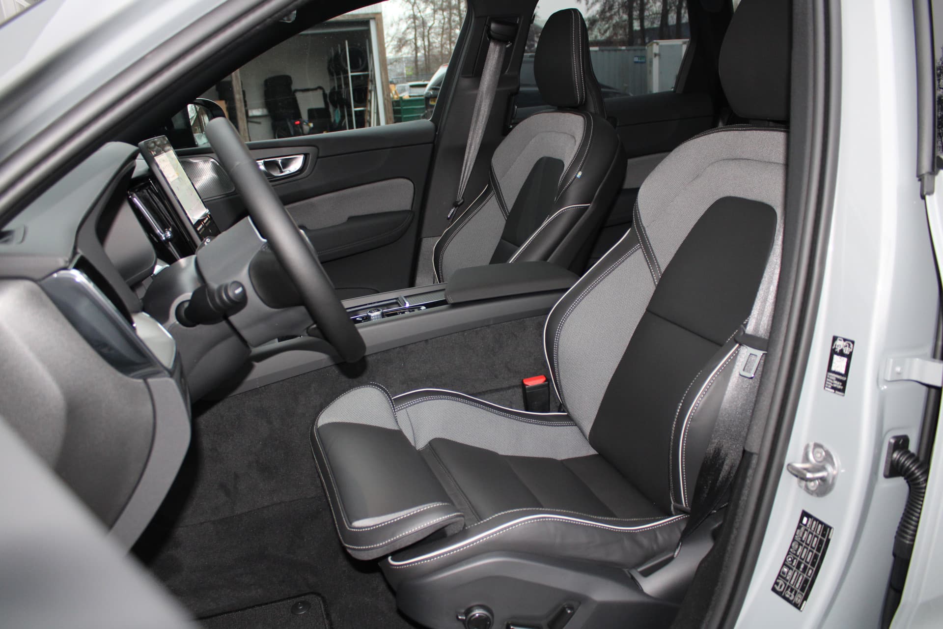 Volvo XC60 T6 Plug-in hybrid AWD Ultra Black Edition thumbnail 4