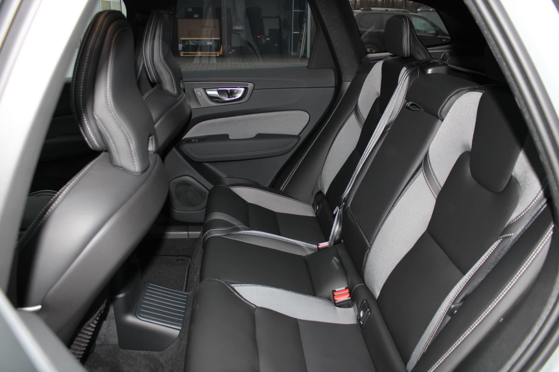 Volvo XC60 T6 Plug-in hybrid AWD Ultra Black Edition thumbnail 6