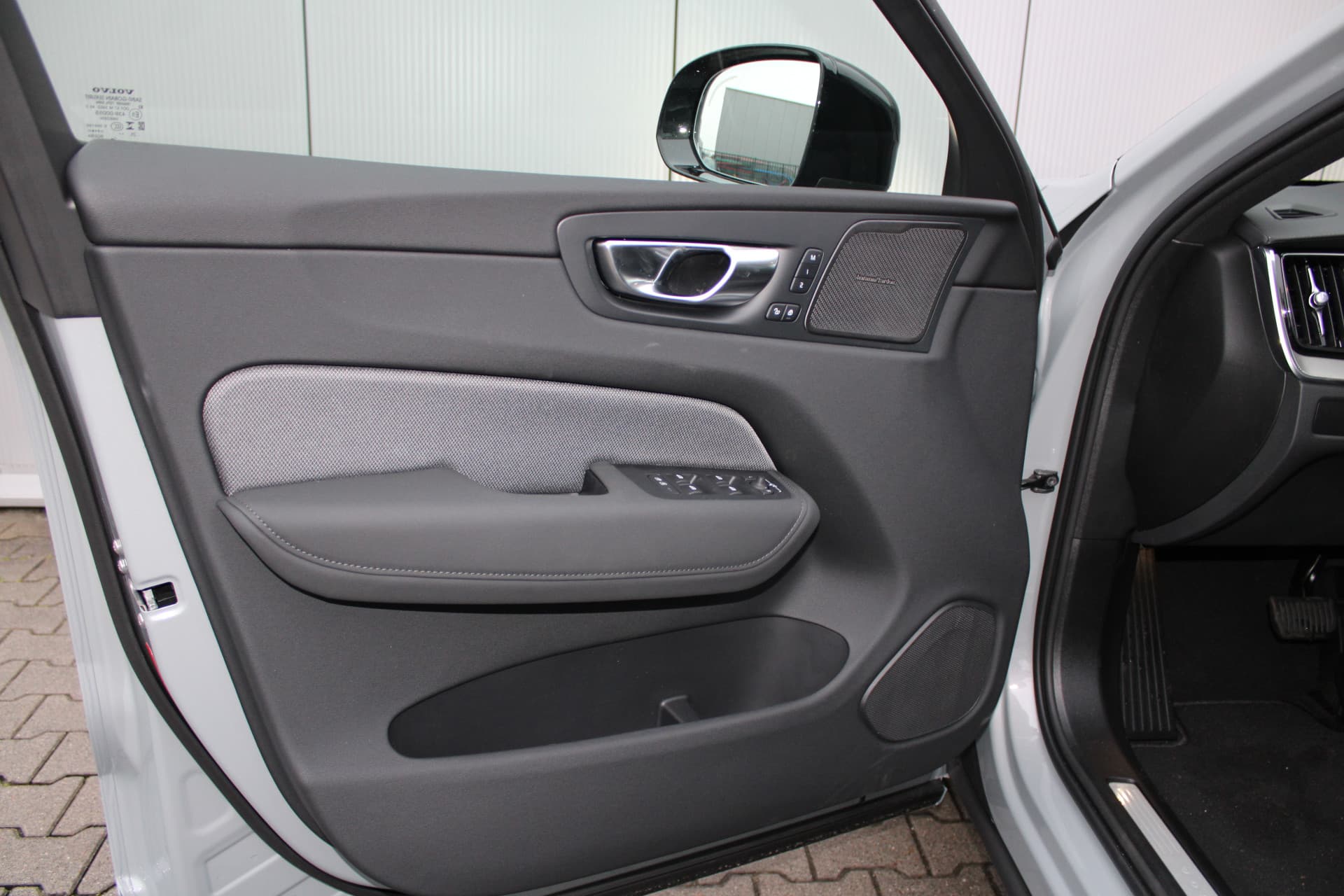 Volvo XC60 T6 Plug-in hybrid AWD Ultra Black Edition thumbnail 18