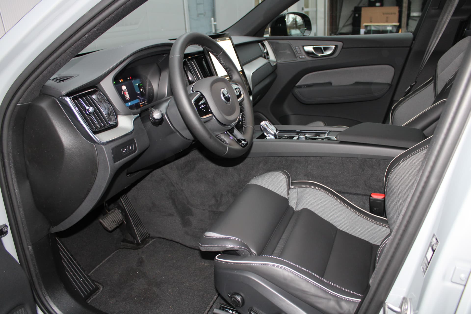 Volvo XC60 T6 Plug-in hybrid AWD Ultra Black Edition thumbnail 19