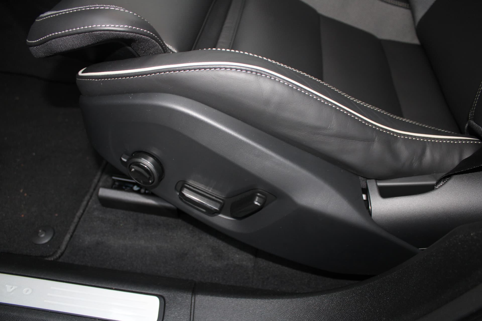 Volvo XC60 T6 Plug-in hybrid AWD Ultra Black Edition thumbnail 20