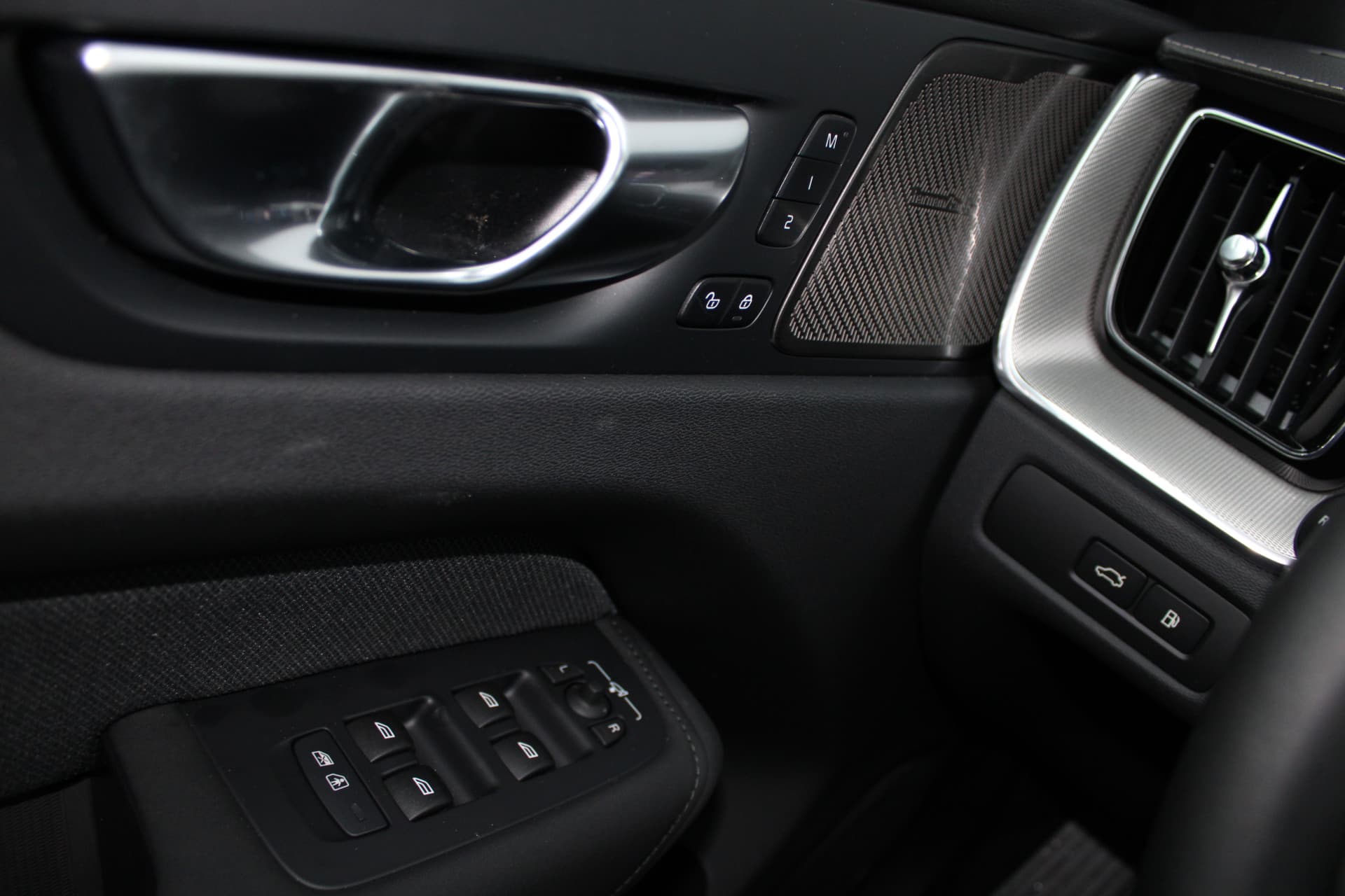 Volvo XC60 T6 Plug-in hybrid AWD Ultra Black Edition thumbnail 22