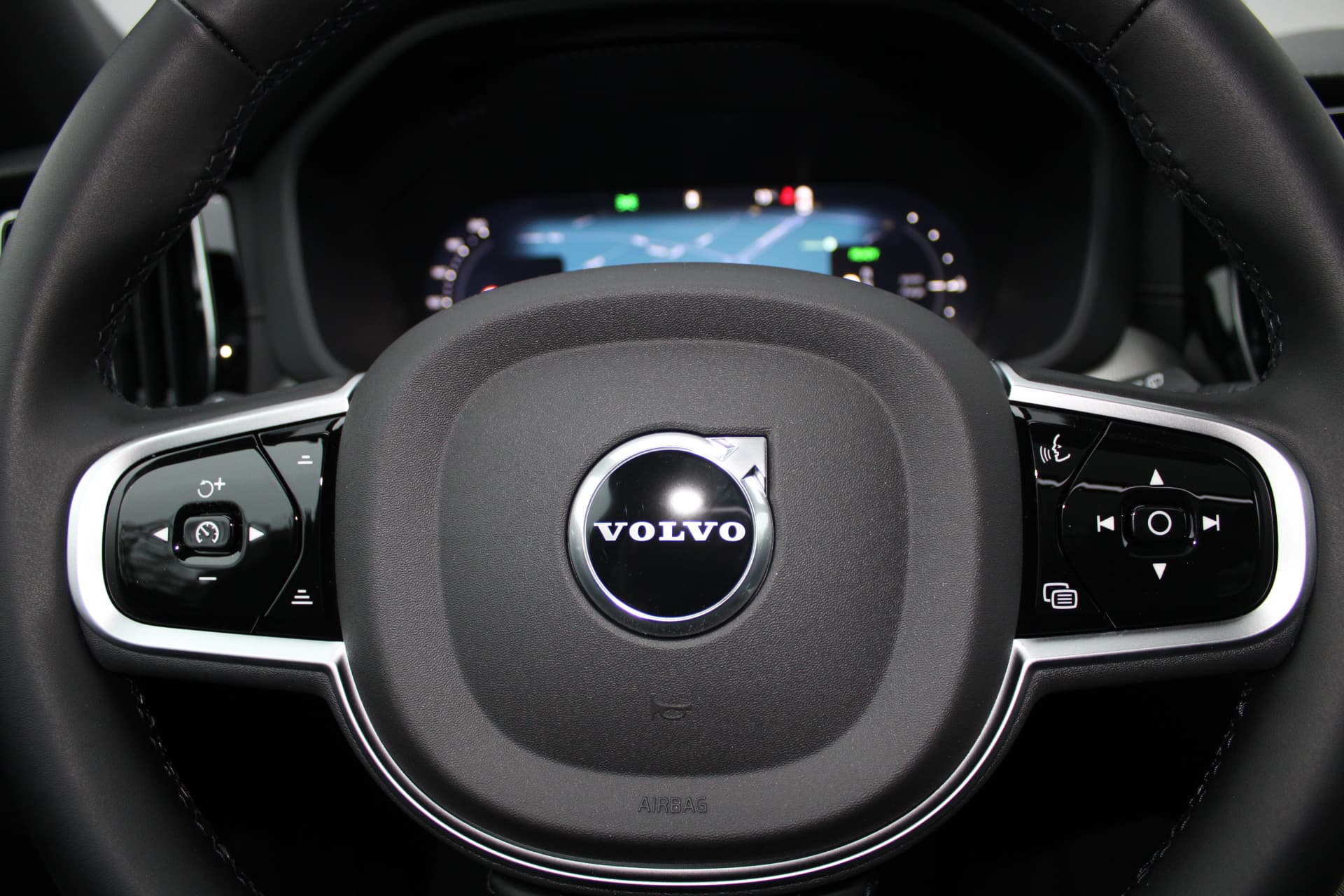 Volvo XC60 T6 Plug-in hybrid AWD Ultra Black Edition thumbnail 25