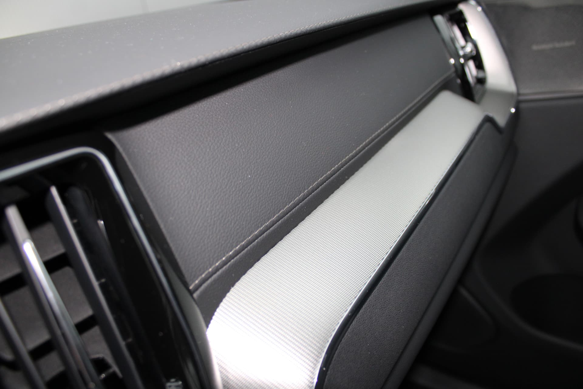 Volvo XC60 T6 Plug-in hybrid AWD Ultra Black Edition thumbnail 28