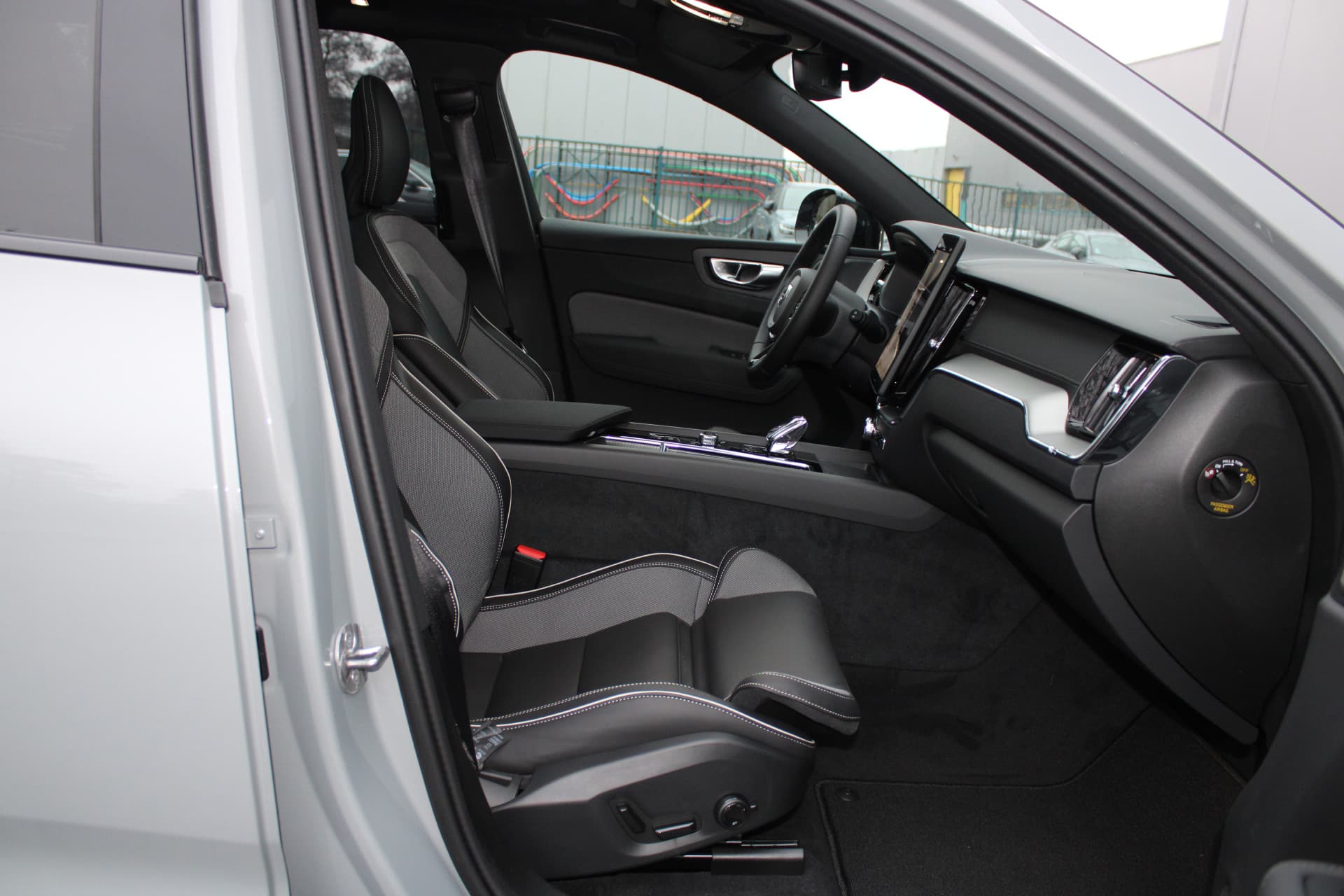 Volvo XC60 T6 Plug-in hybrid AWD Ultra Black Edition thumbnail 34