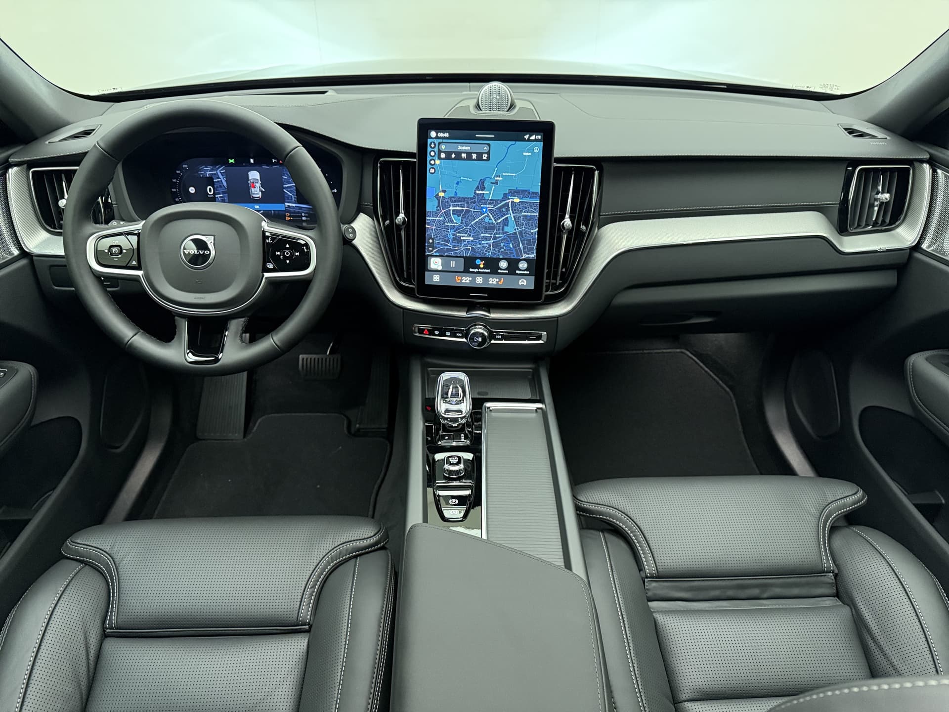 Volvo XC60 T6 350pk AWD Ultra Black Edition / GRATIS TREKHAAK T.W.V. € 1.295,- / Luchtvering / Bowers&Wilkins Audio / Ventilatie / Massage / 21'' / Extra Getint Glas / thumbnail 2