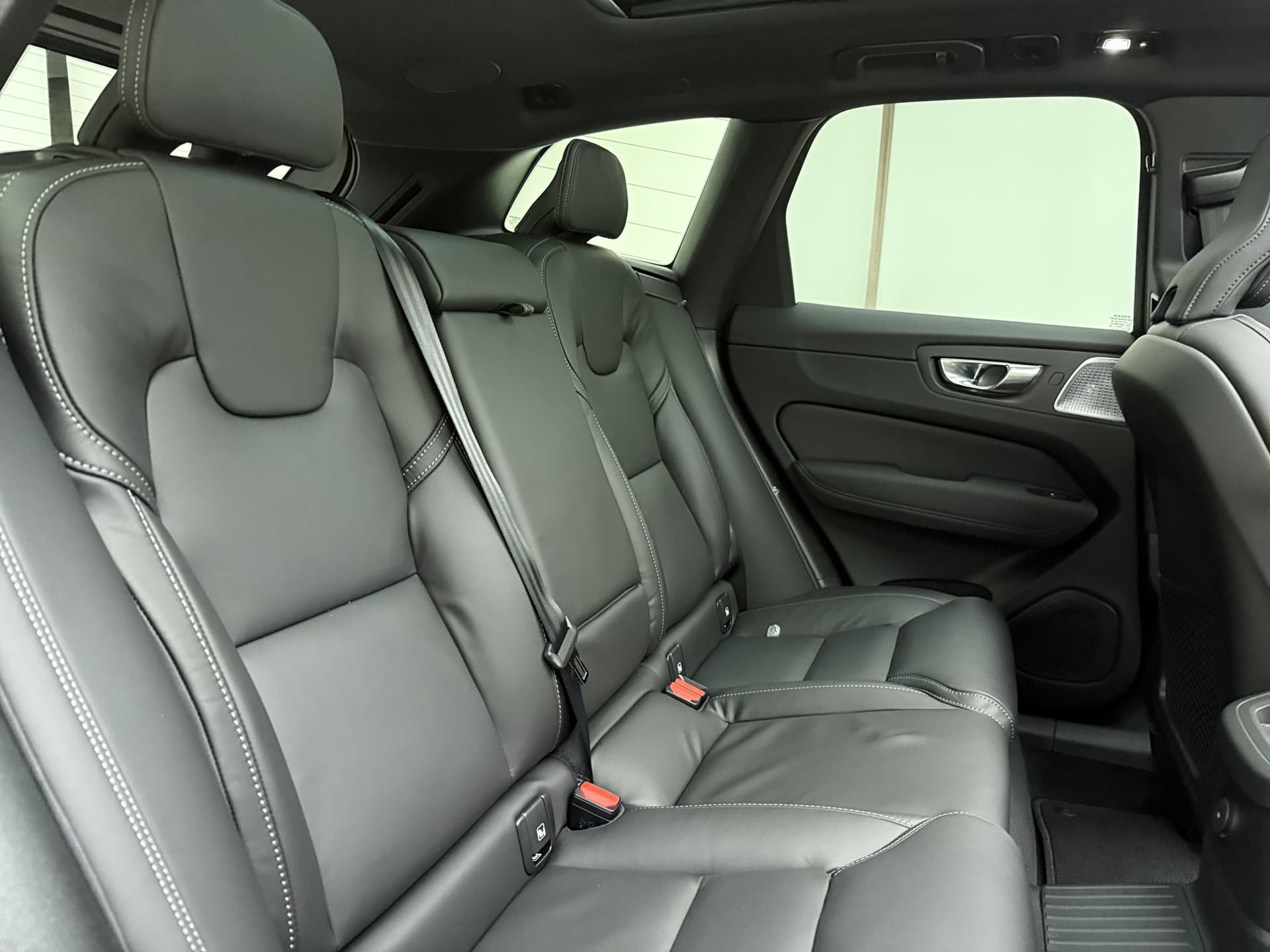 Volvo XC60 T6 350pk AWD Ultra Black Edition / GRATIS TREKHAAK T.W.V. € 1.295,- / Luchtvering / Bowers&Wilkins Audio / Ventilatie / Massage / 21'' / Extra Getint Glas / thumbnail 6