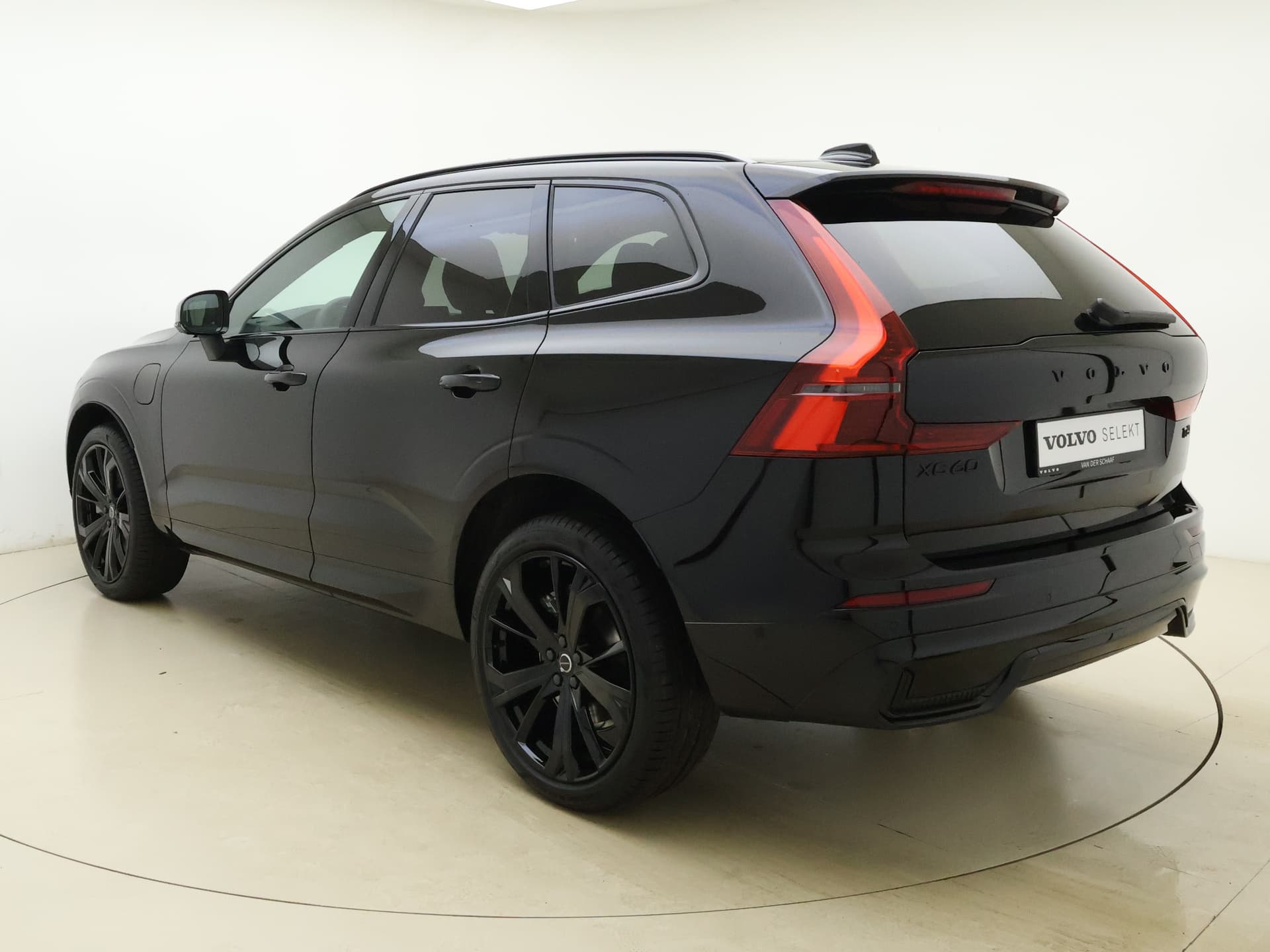Volvo XC60 T6 350pk AWD Ultra Black Edition / GRATIS TREKHAAK T.W.V. € 1.295,- / Luchtvering / Bowers&Wilkins Audio / Ventilatie / Massage / 21'' / Extra Getint Glas / thumbnail 7