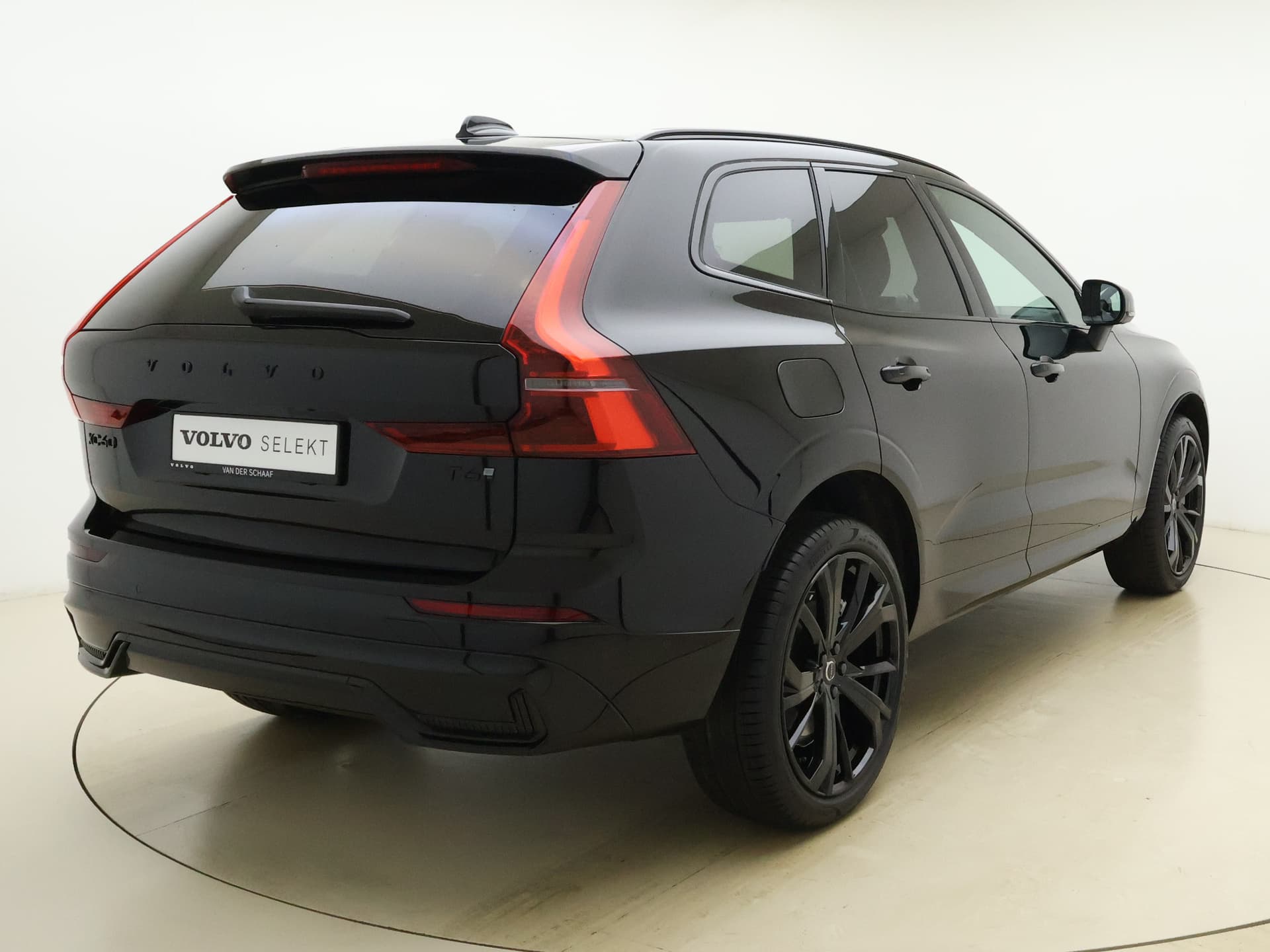 Volvo XC60 T6 350pk AWD Ultra Black Edition / GRATIS TREKHAAK T.W.V. € 1.295,- / Luchtvering / Bowers&Wilkins Audio / Ventilatie / Massage / 21'' / Extra Getint Glas / thumbnail 9
