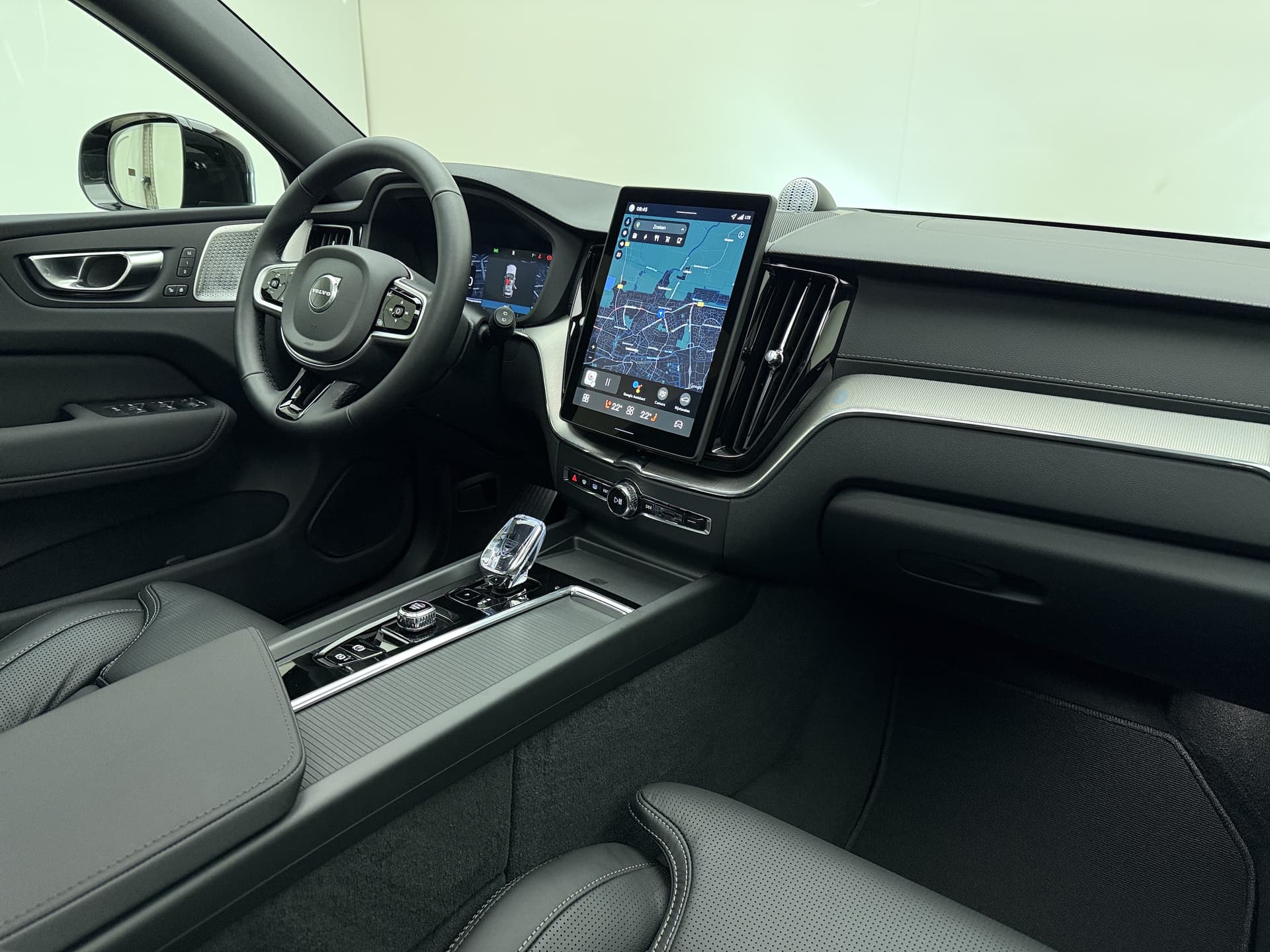 Volvo XC60 T6 350pk AWD Ultra Black Edition / GRATIS TREKHAAK T.W.V. € 1.295,- / Luchtvering / Bowers&Wilkins Audio / Ventilatie / Massage / 21'' / Extra Getint Glas / thumbnail 10