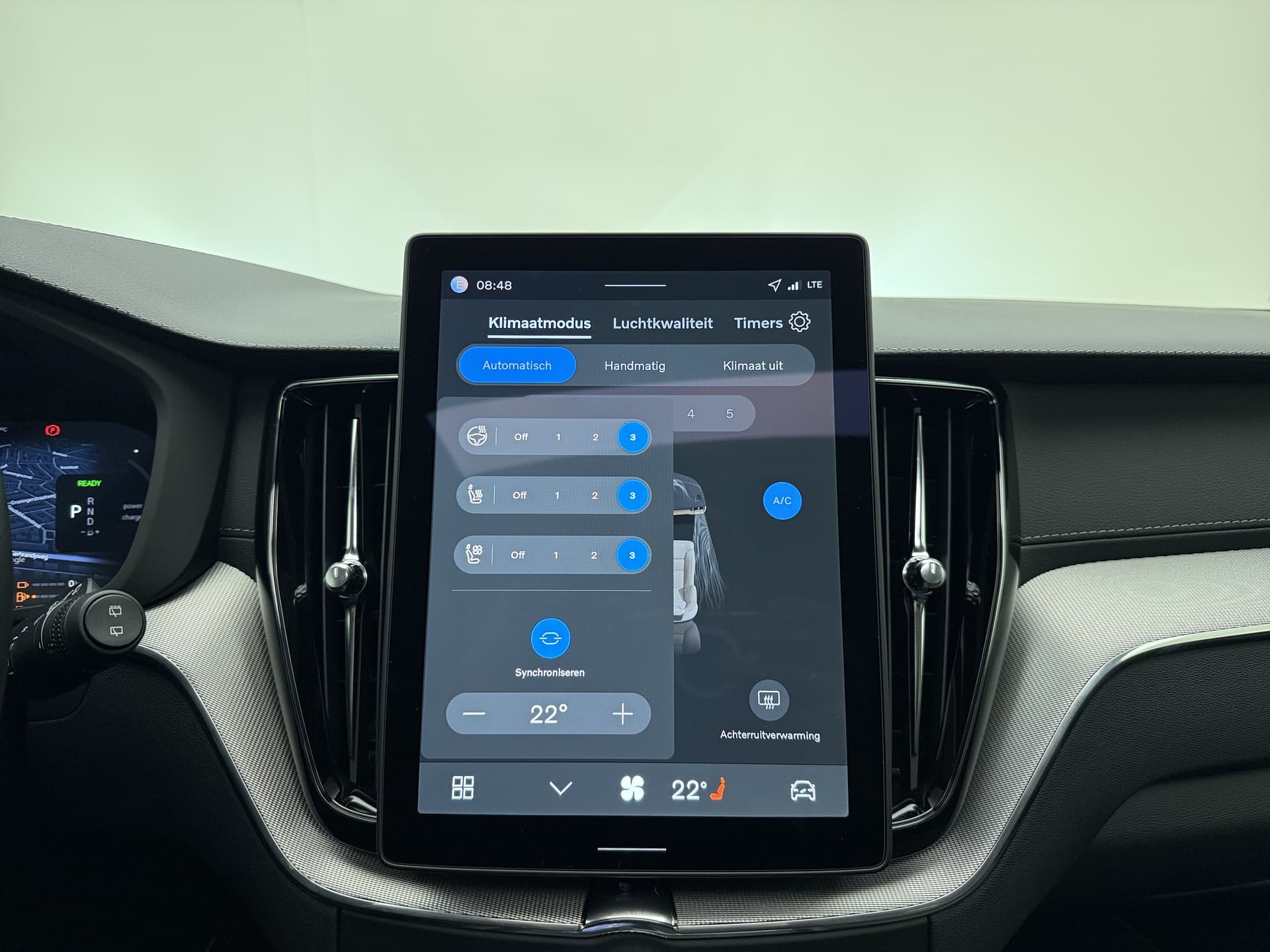 Volvo XC60 T6 350pk AWD Ultra Black Edition / GRATIS TREKHAAK T.W.V. € 1.295,- / Luchtvering / Bowers&Wilkins Audio / Ventilatie / Massage / 21'' / Extra Getint Glas / thumbnail 16