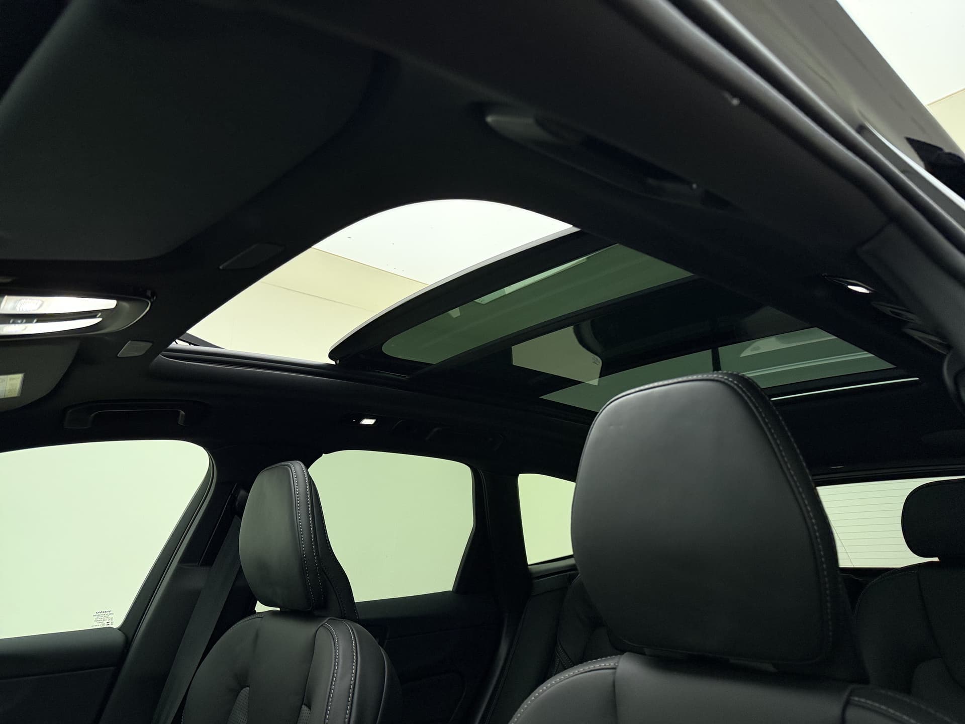 Volvo XC60 T6 350pk AWD Ultra Black Edition / GRATIS TREKHAAK T.W.V. € 1.295,- / Luchtvering / Bowers&Wilkins Audio / Ventilatie / Massage / 21'' / Extra Getint Glas / thumbnail 20