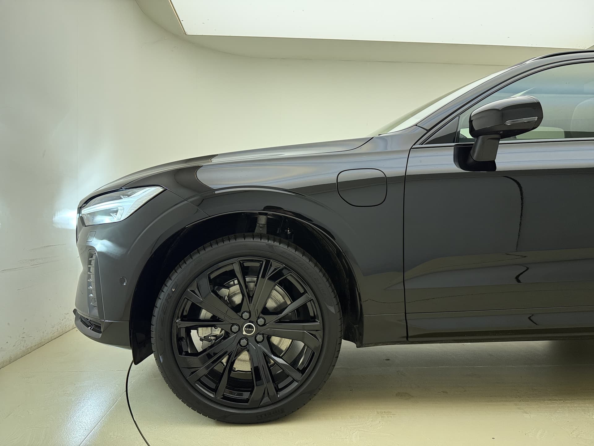 Volvo XC60 T6 350pk AWD Ultra Black Edition / GRATIS TREKHAAK T.W.V. € 1.295,- / Luchtvering / Bowers&Wilkins Audio / Ventilatie / Massage / 21'' / Extra Getint Glas / thumbnail 21