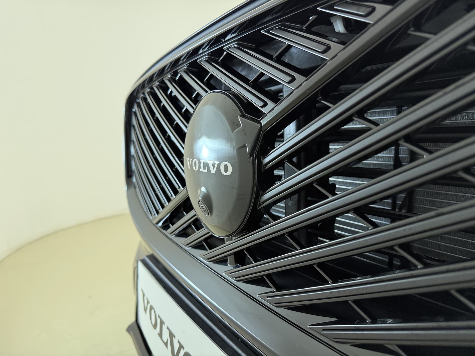 Volvo XC60 T6 350pk AWD Ultra Black Edition / GRATIS TREKHAAK T.W.V. € 1.295,- / Luchtvering / Bowers&Wilkins Audio / Ventilatie / Massage / 21'' / Extra Getint Glas / thumbnail 23