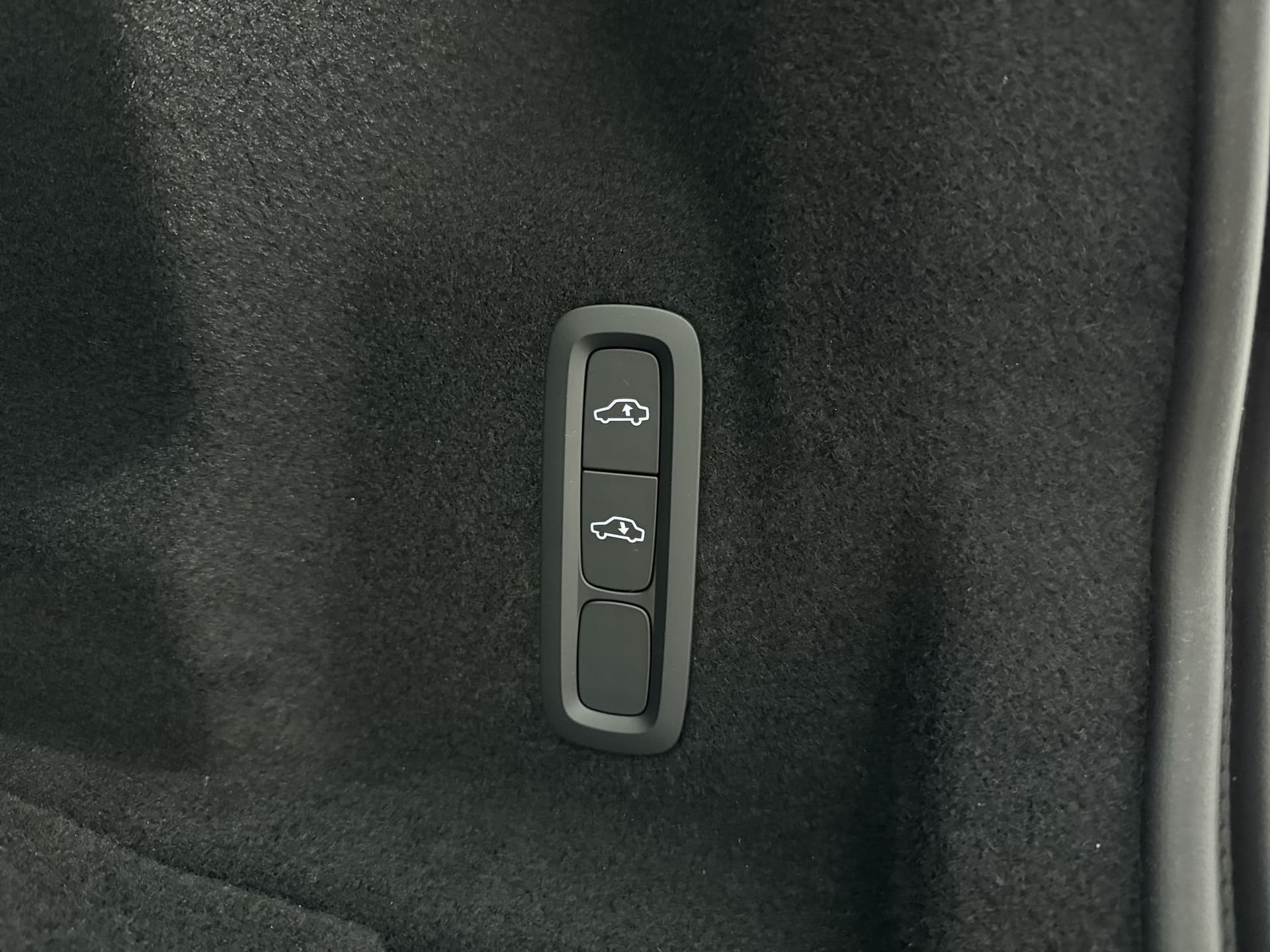 Volvo XC60 T6 350pk AWD Ultra Black Edition / GRATIS TREKHAAK T.W.V. € 1.295,- / Luchtvering / Bowers&Wilkins Audio / Ventilatie / Massage / 21'' / Extra Getint Glas / thumbnail 24