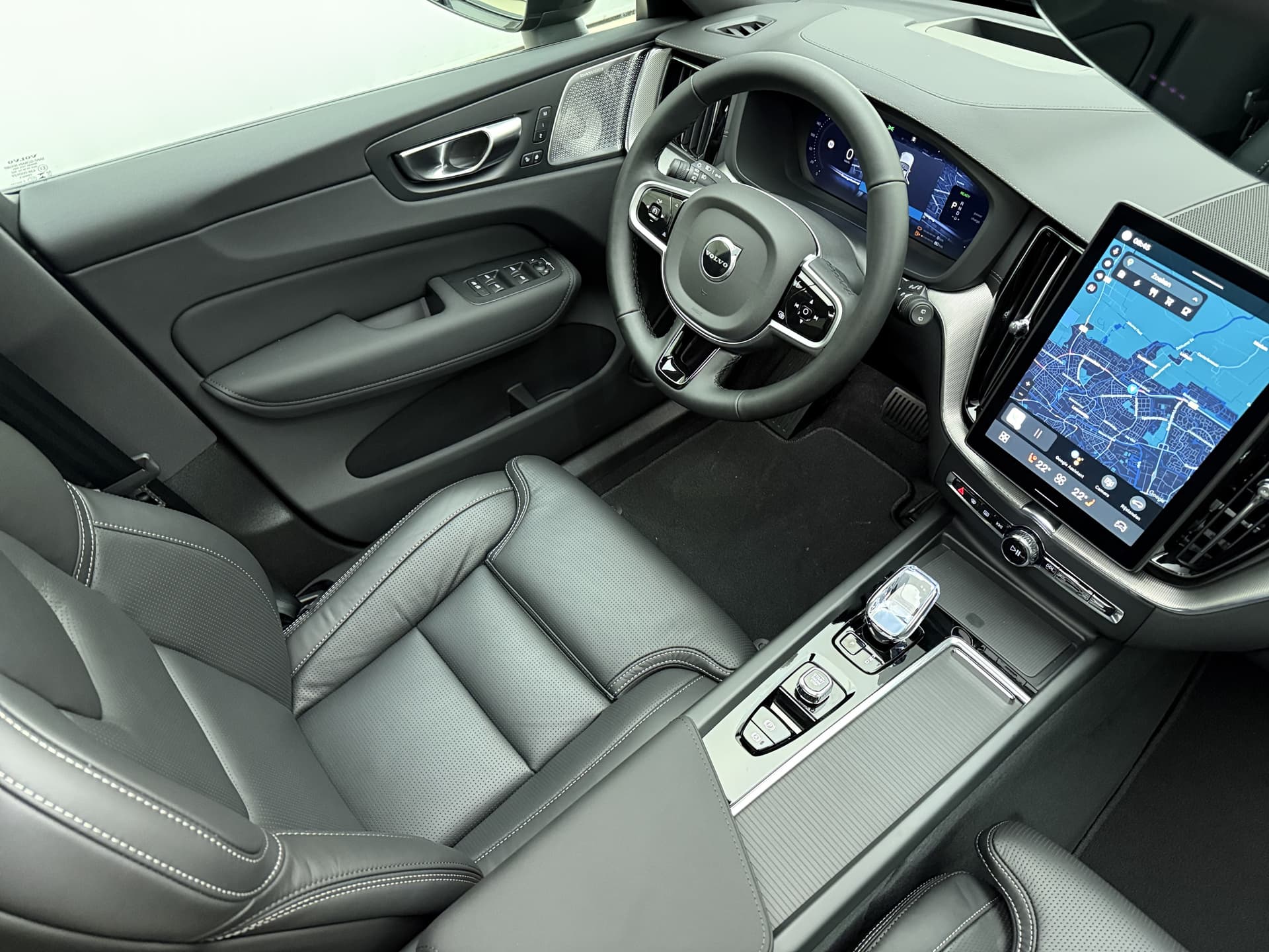 Volvo XC60 T6 350pk AWD Ultra Black Edition / GRATIS TREKHAAK T.W.V. € 1.295,- / Luchtvering / Bowers&Wilkins Audio / Ventilatie / Massage / 21'' / Extra Getint Glas / thumbnail 26