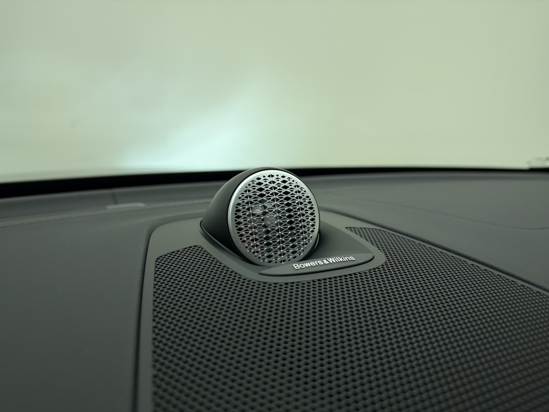 Volvo XC60 T6 350pk AWD Ultra Black Edition / GRATIS TREKHAAK T.W.V. € 1.295,- / Luchtvering / Bowers&Wilkins Audio / Ventilatie / Massage / 21'' / Extra Getint Glas / thumbnail 28