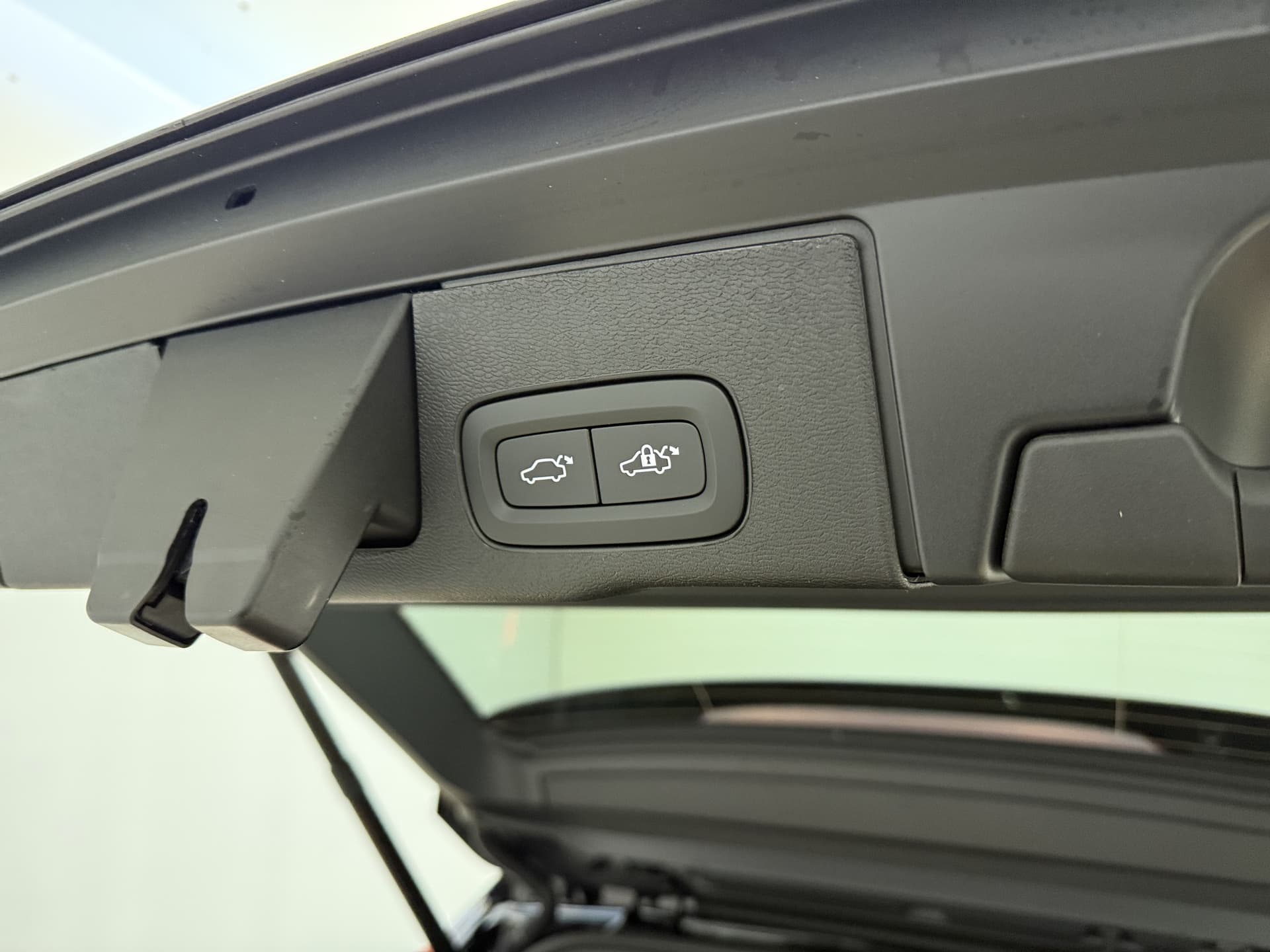 Volvo XC60 T6 350pk AWD Ultra Black Edition / GRATIS TREKHAAK T.W.V. € 1.295,- / Luchtvering / Bowers&Wilkins Audio / Ventilatie / Massage / 21'' / Extra Getint Glas / thumbnail 32