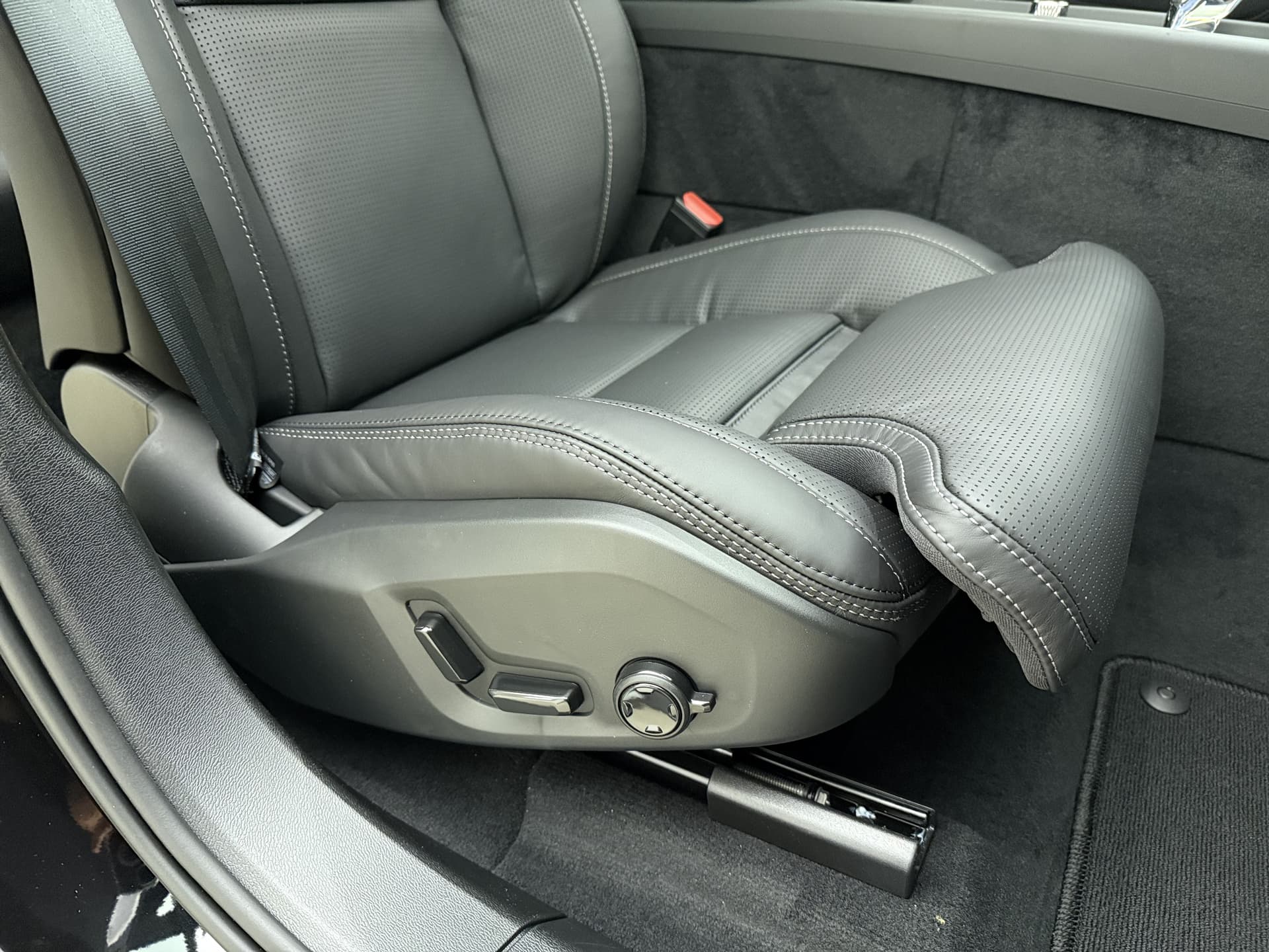 Volvo XC60 T6 350pk AWD Ultra Black Edition / GRATIS TREKHAAK T.W.V. € 1.295,- / Luchtvering / Bowers&Wilkins Audio / Ventilatie / Massage / 21'' / Extra Getint Glas / thumbnail 35