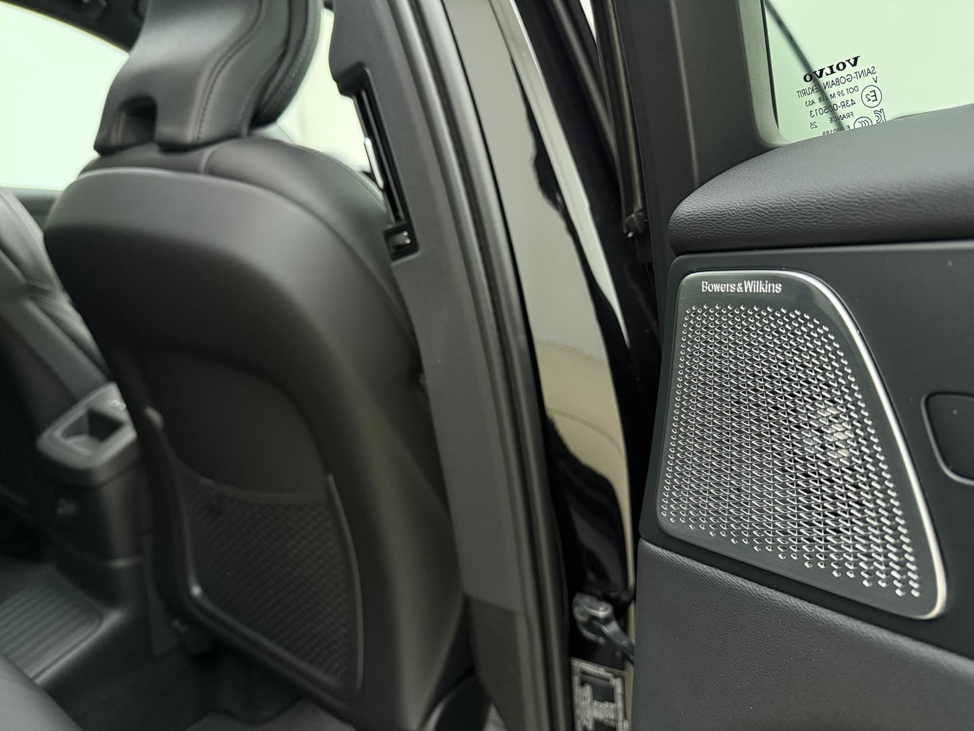 Volvo XC60 T6 350pk AWD Ultra Black Edition / GRATIS TREKHAAK T.W.V. € 1.295,- / Luchtvering / Bowers&Wilkins Audio / Ventilatie / Massage / 21'' / Extra Getint Glas / thumbnail 38