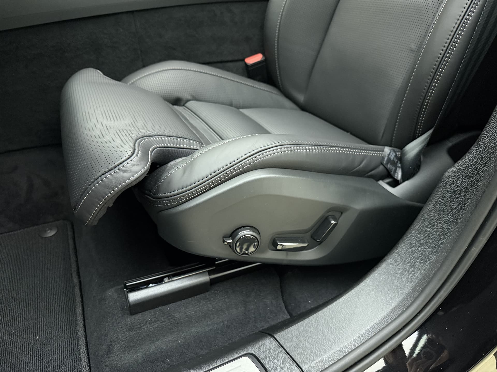 Volvo XC60 T6 350pk AWD Ultra Black Edition / GRATIS TREKHAAK T.W.V. € 1.295,- / Luchtvering / Bowers&Wilkins Audio / Ventilatie / Massage / 21'' / Extra Getint Glas / thumbnail 39