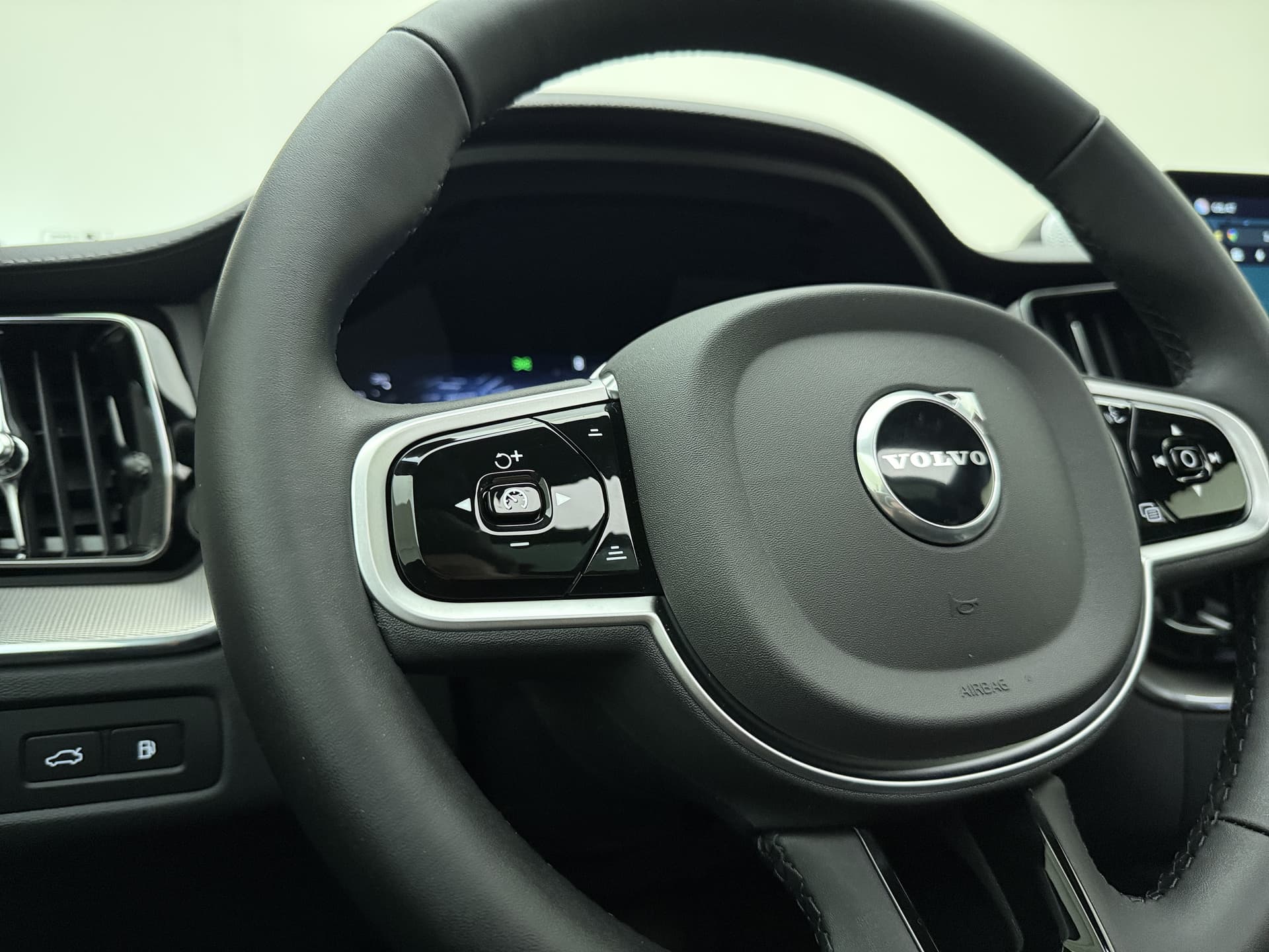 Volvo XC60 T6 350pk AWD Ultra Black Edition / GRATIS TREKHAAK T.W.V. € 1.295,- / Luchtvering / Bowers&Wilkins Audio / Ventilatie / Massage / 21'' / Extra Getint Glas / thumbnail 40